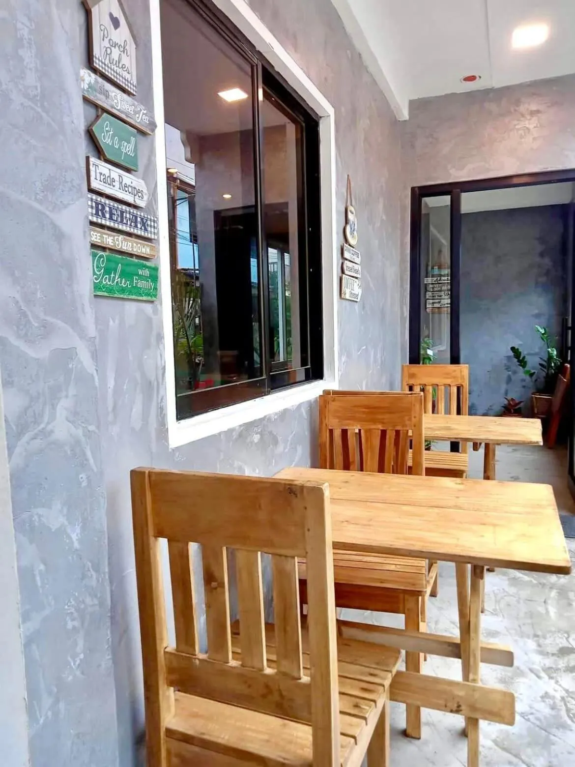 Lounge or bar in RL Harbor Inn