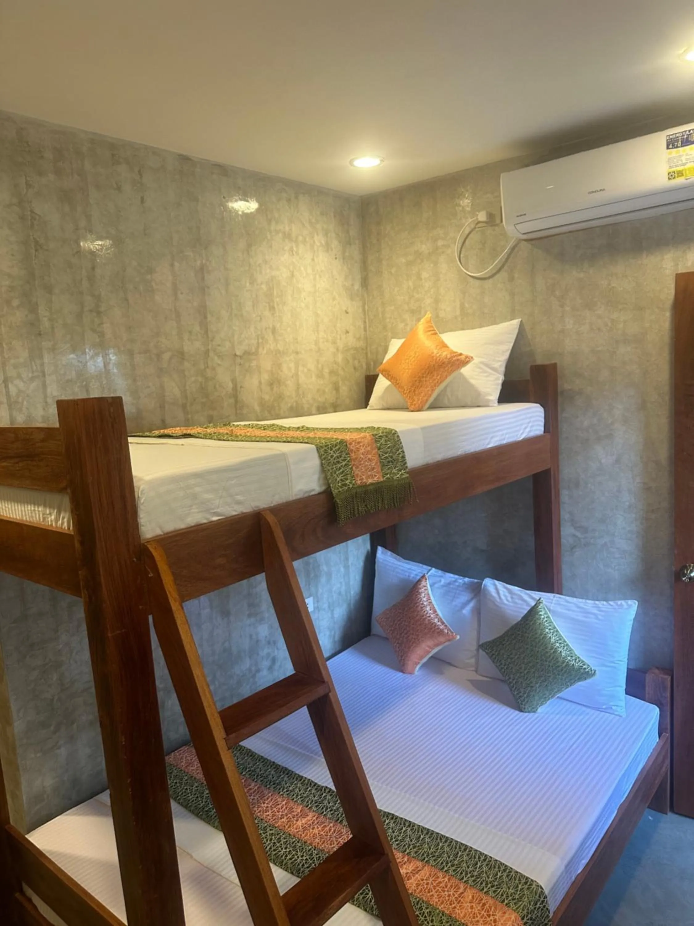 Bed in RL Harbor Inn