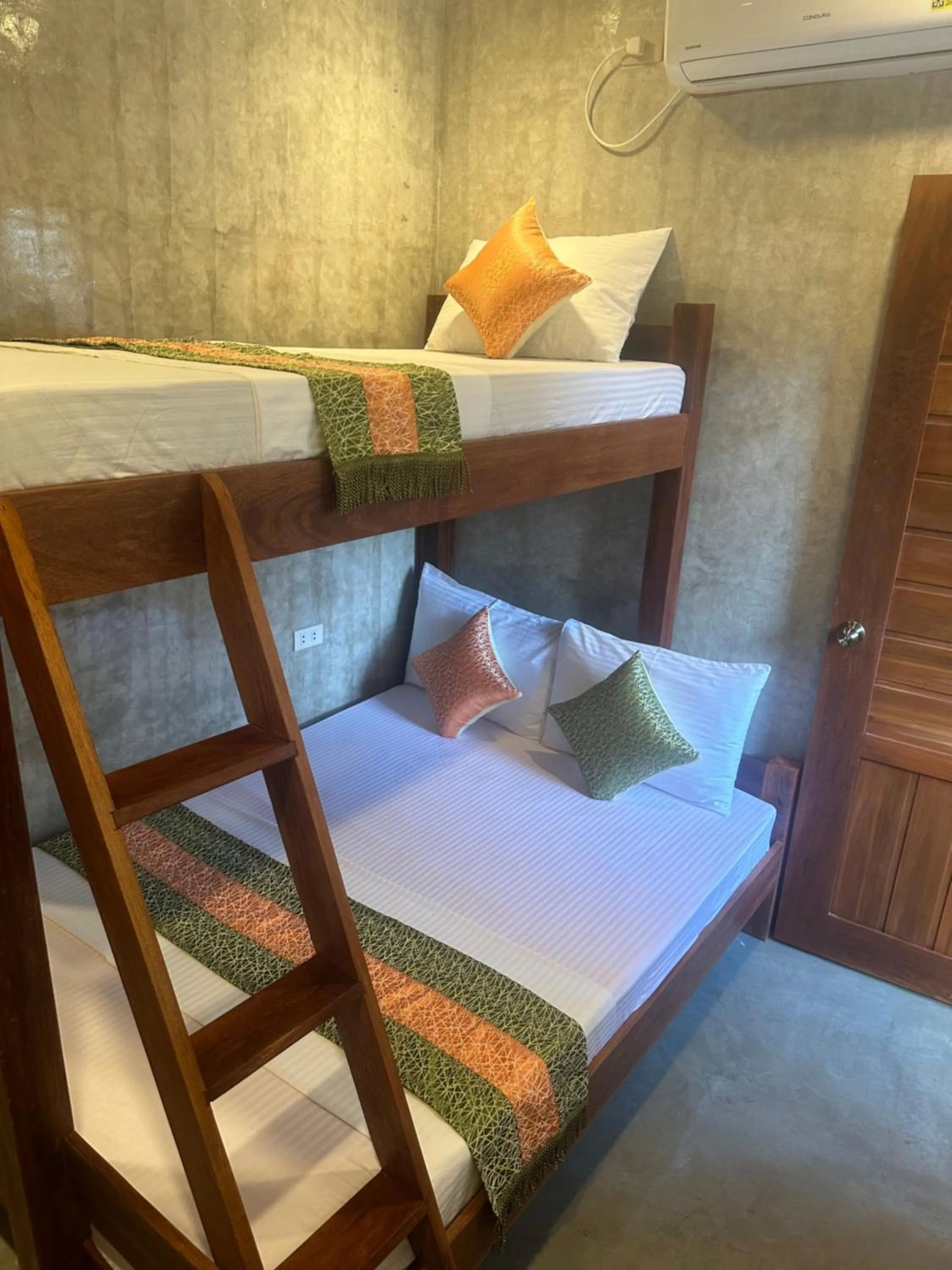 Bed in RL Harbor Inn