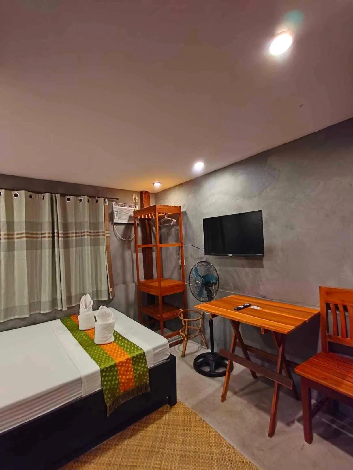 Bed in RL Harbor Inn