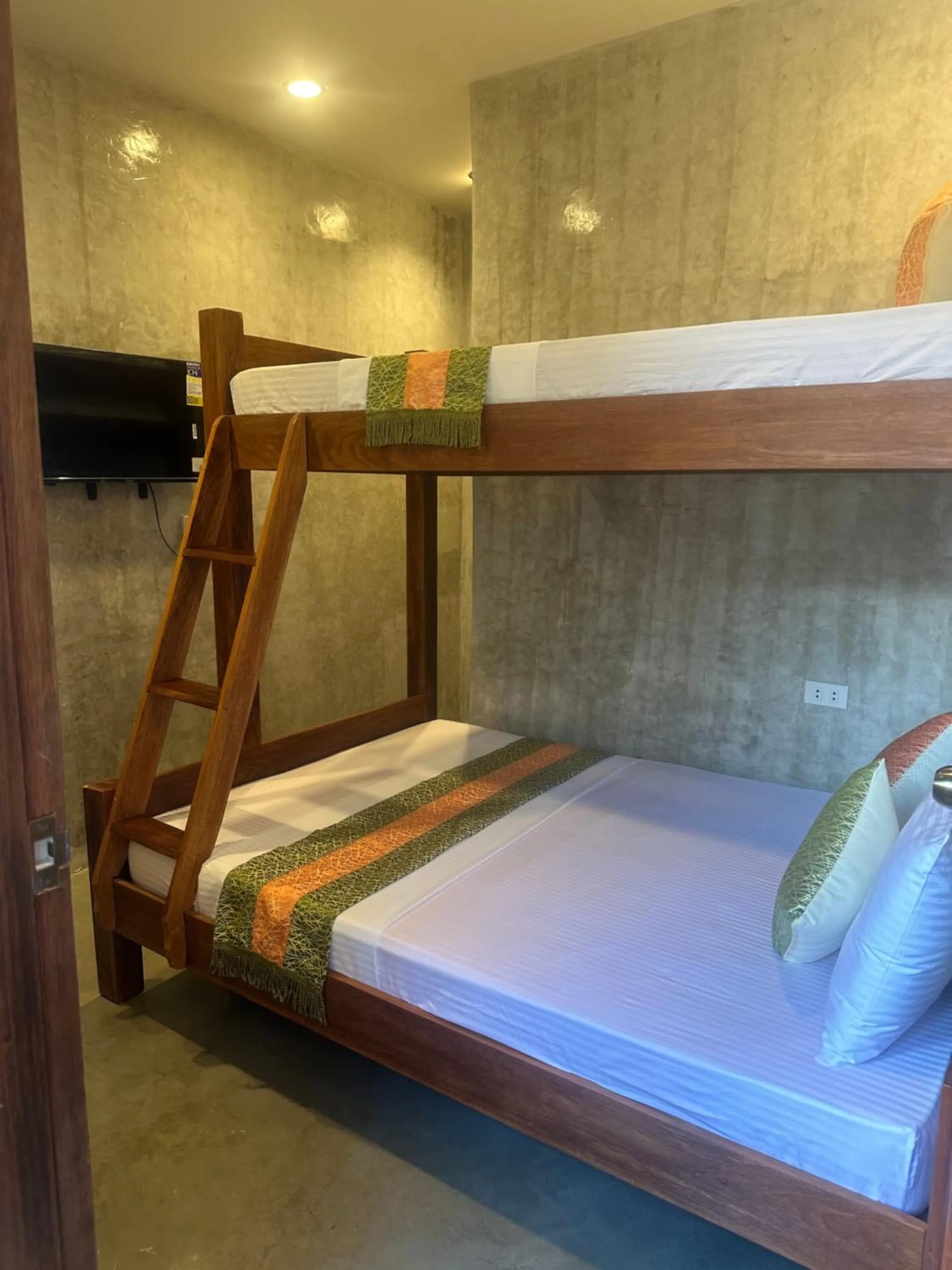 Bed in RL Harbor Inn