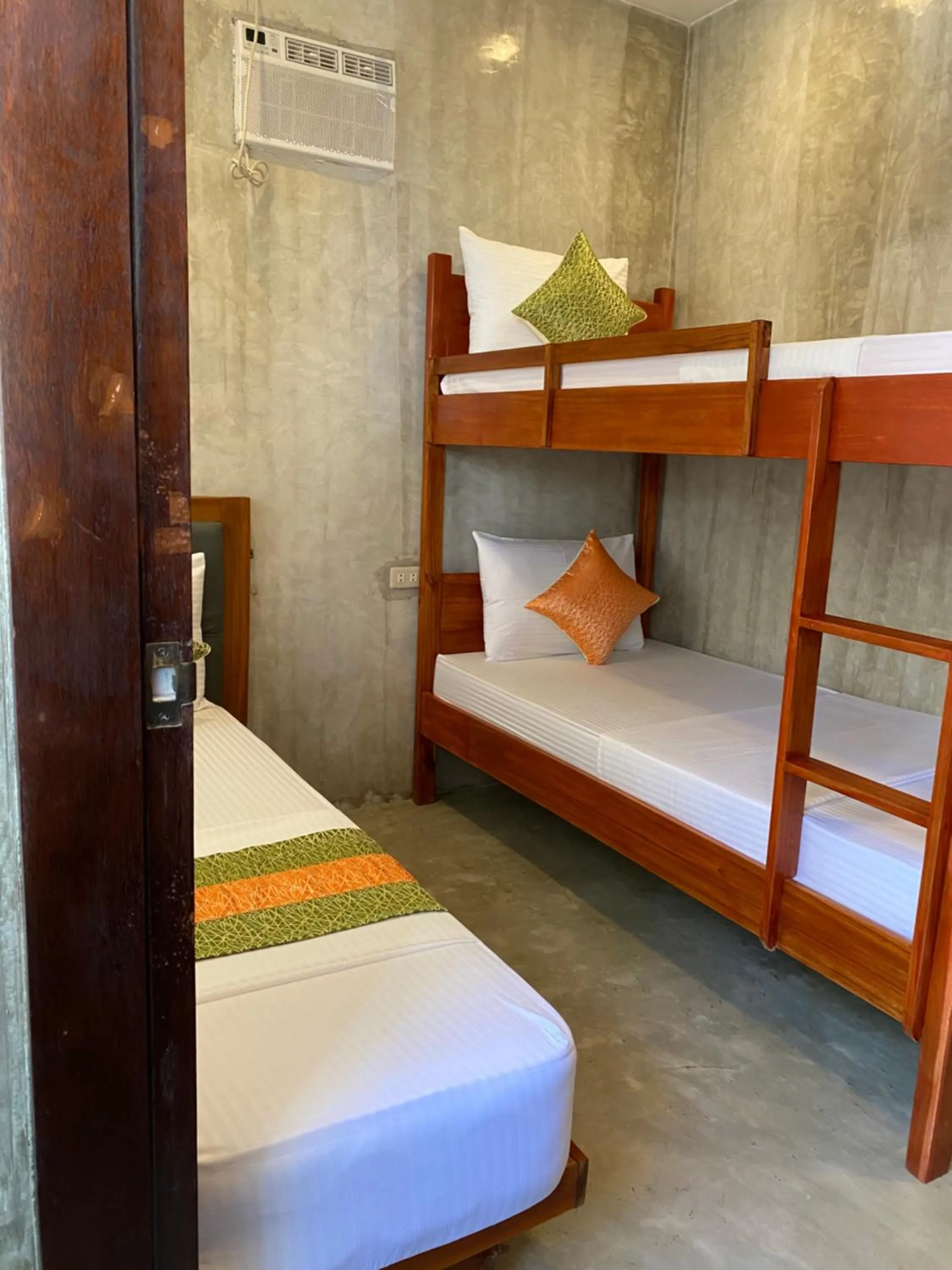 Bed in RL Harbor Inn