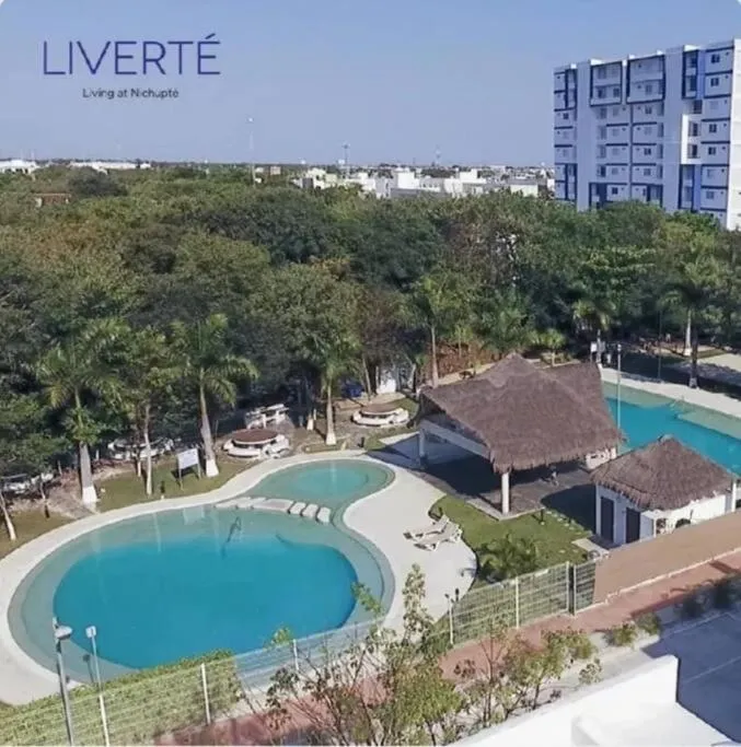 Hermoso apartamento piscina, céntrico, área libre.