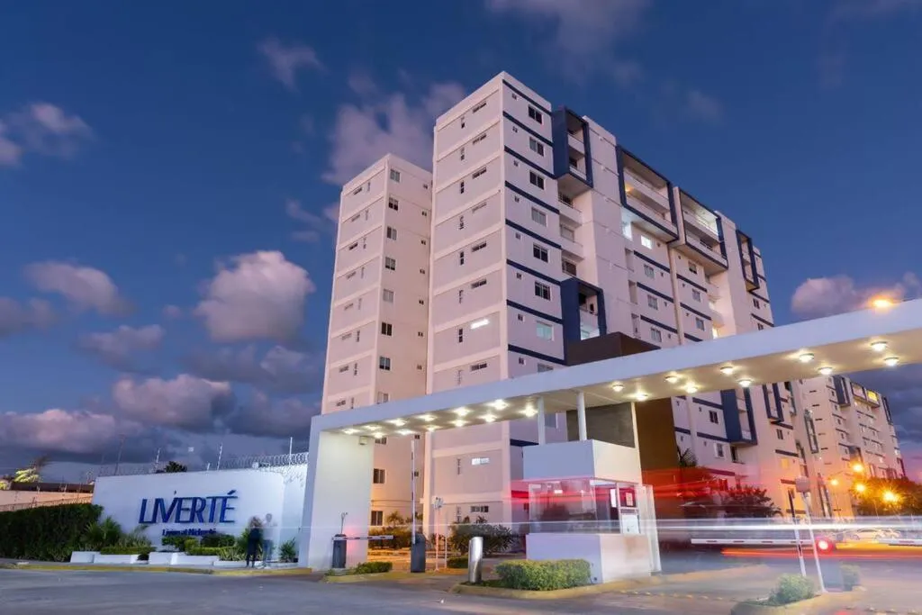 Hermoso apartamento piscina, céntrico, área libre.