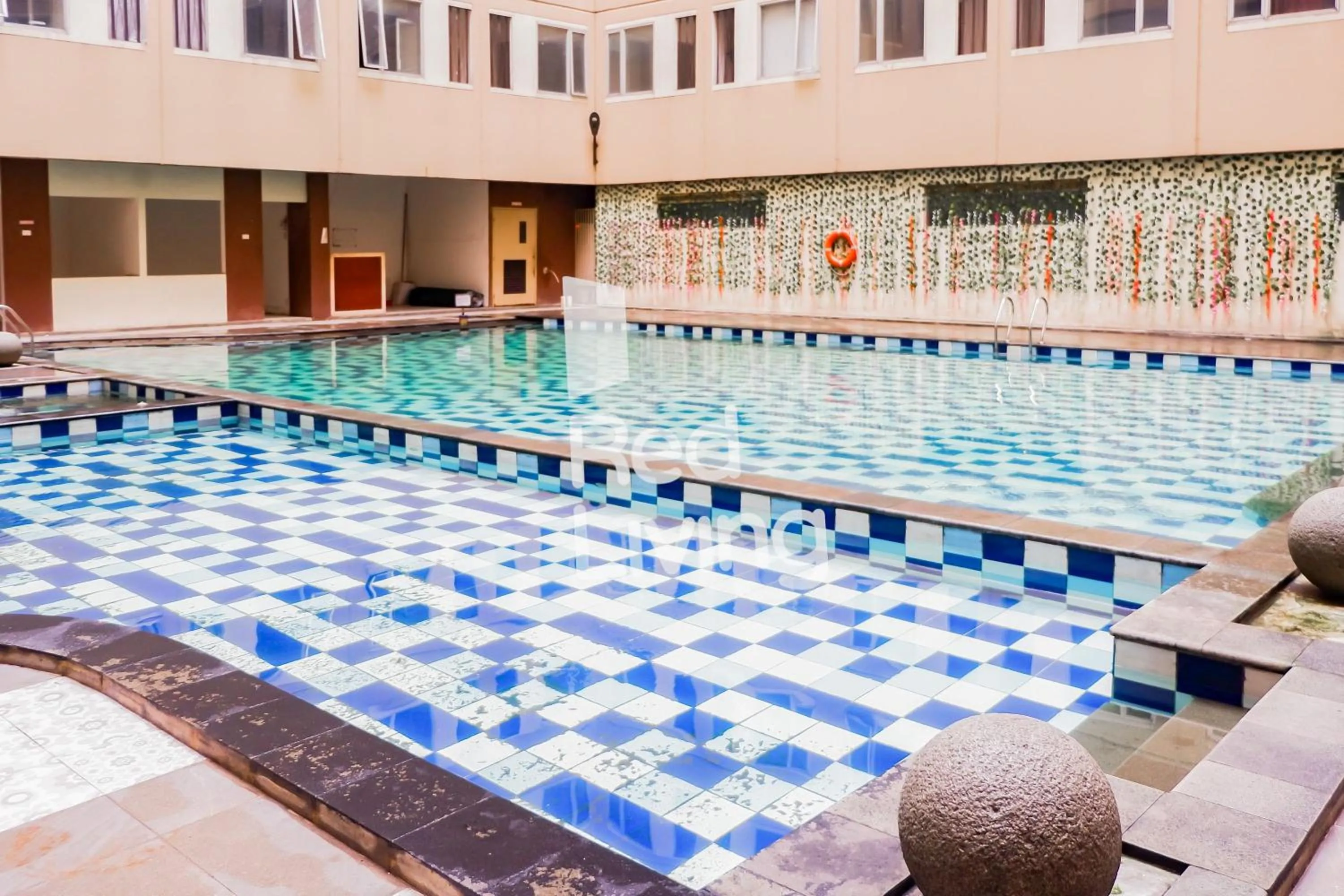 Swimming pool in Redliving Apartemen Emerald Tower - Bion Apartel 2 Tower South