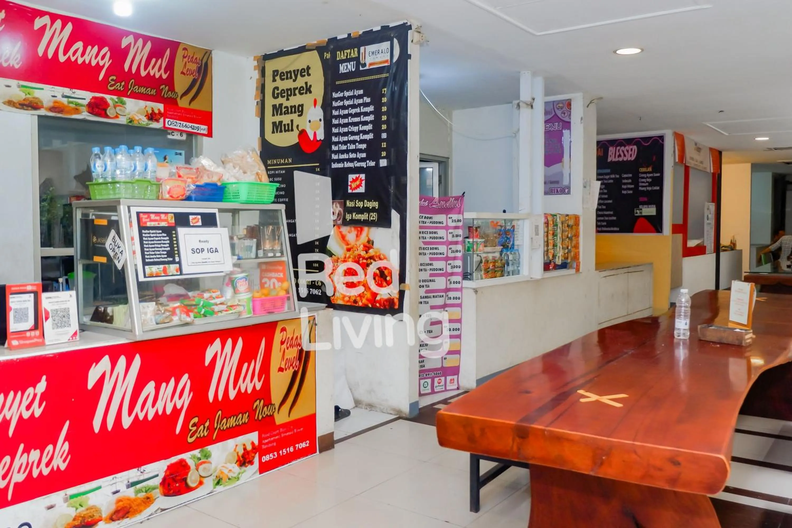 Restaurant/places to eat in Redliving Apartemen Emerald Tower - Bion Apartel 2 Tower South