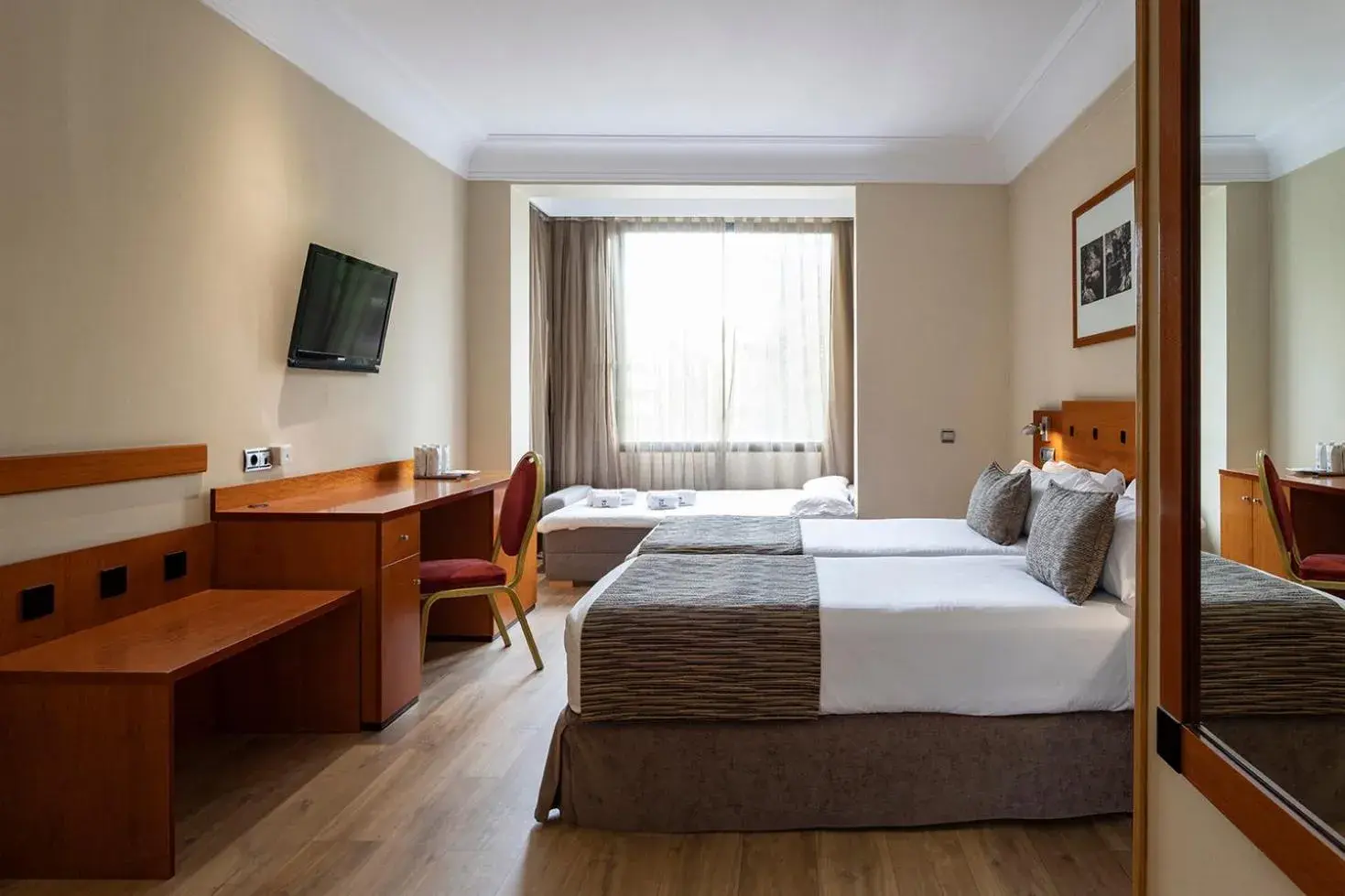 Quadruple Room (4 Adults) in Petit Palace Arturo Soria Alcalá Quadruple Room (4 Adults) in Petit Palace Arturo Soria Alcalá