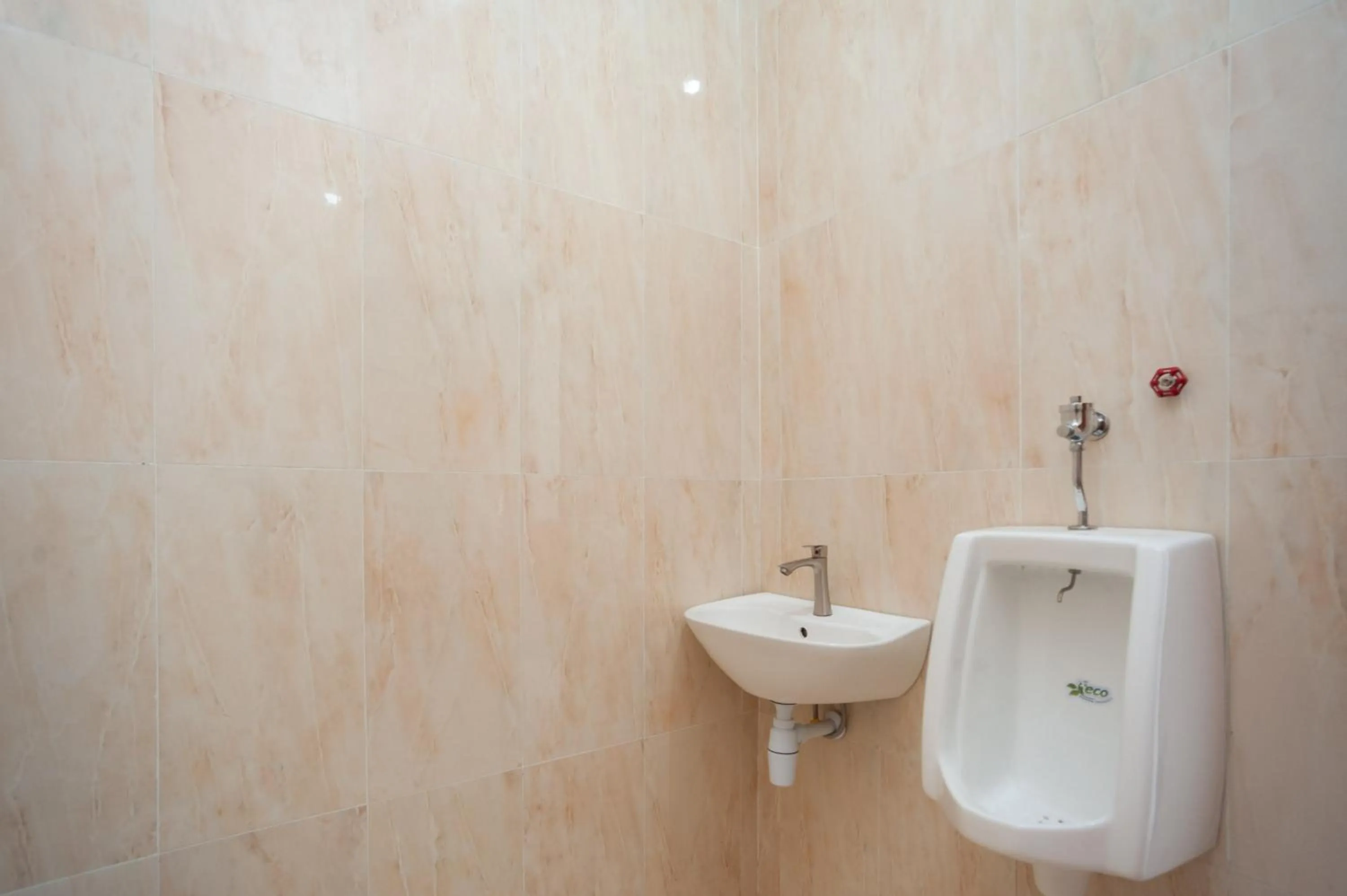 Bathroom in Urbanview Hotel Bong Gajah Lampung