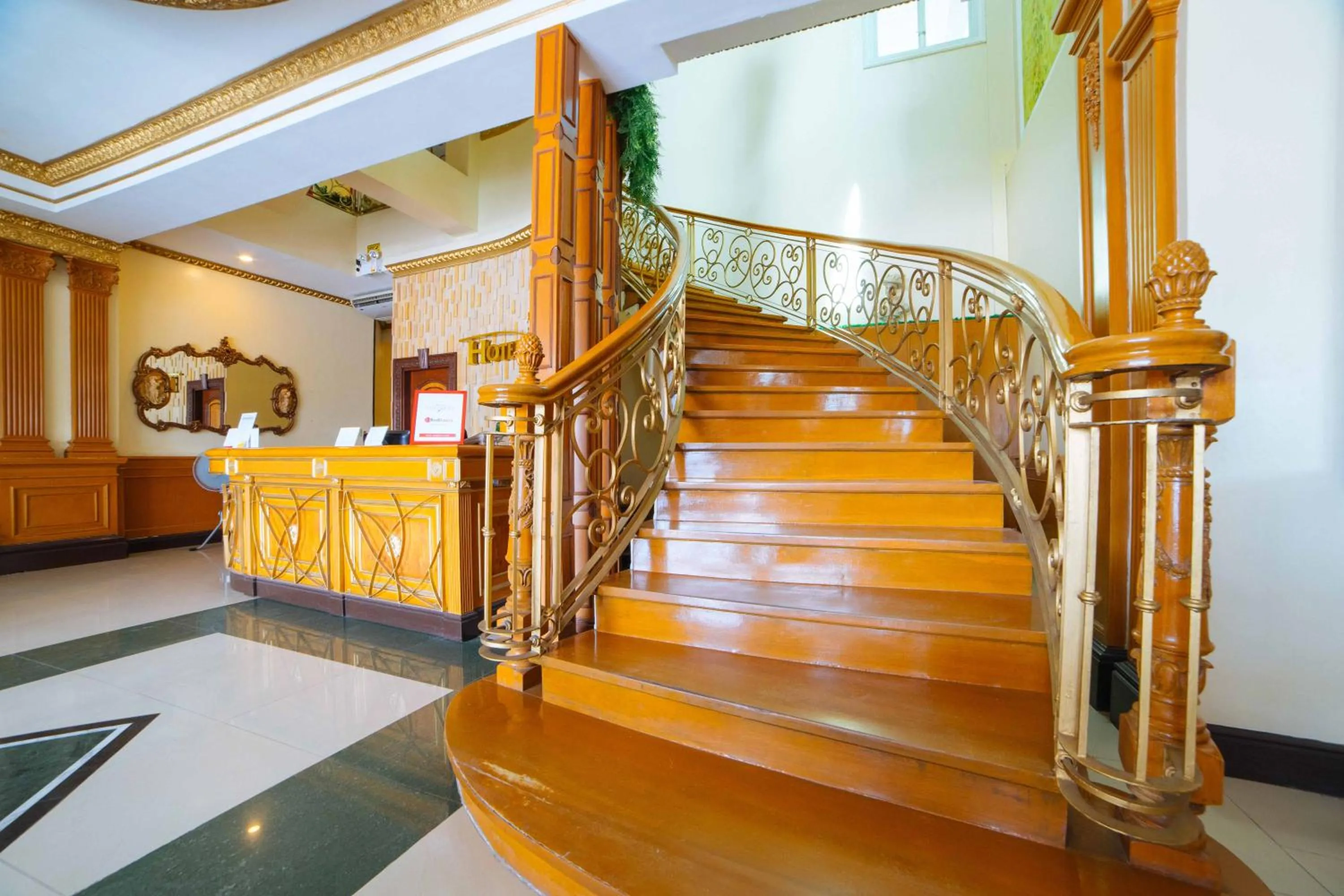 Lobby or reception in Hotel Vanna Angeles City Pampanga by RedDoorz