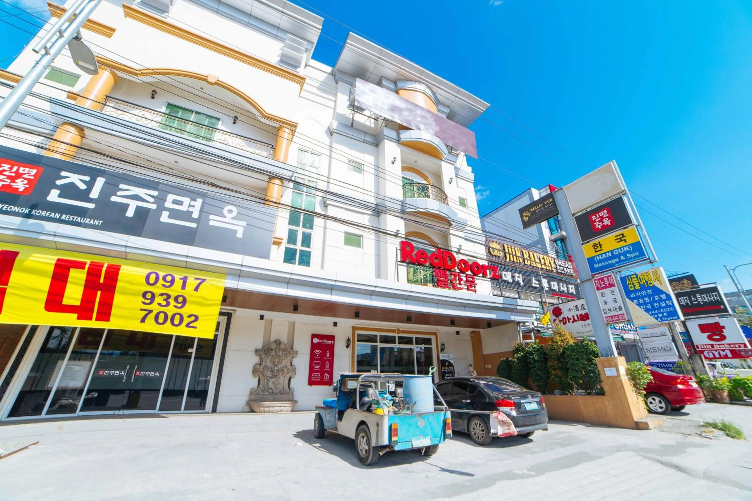 Property building in Hotel Vanna Angeles City Pampanga by RedDoorz