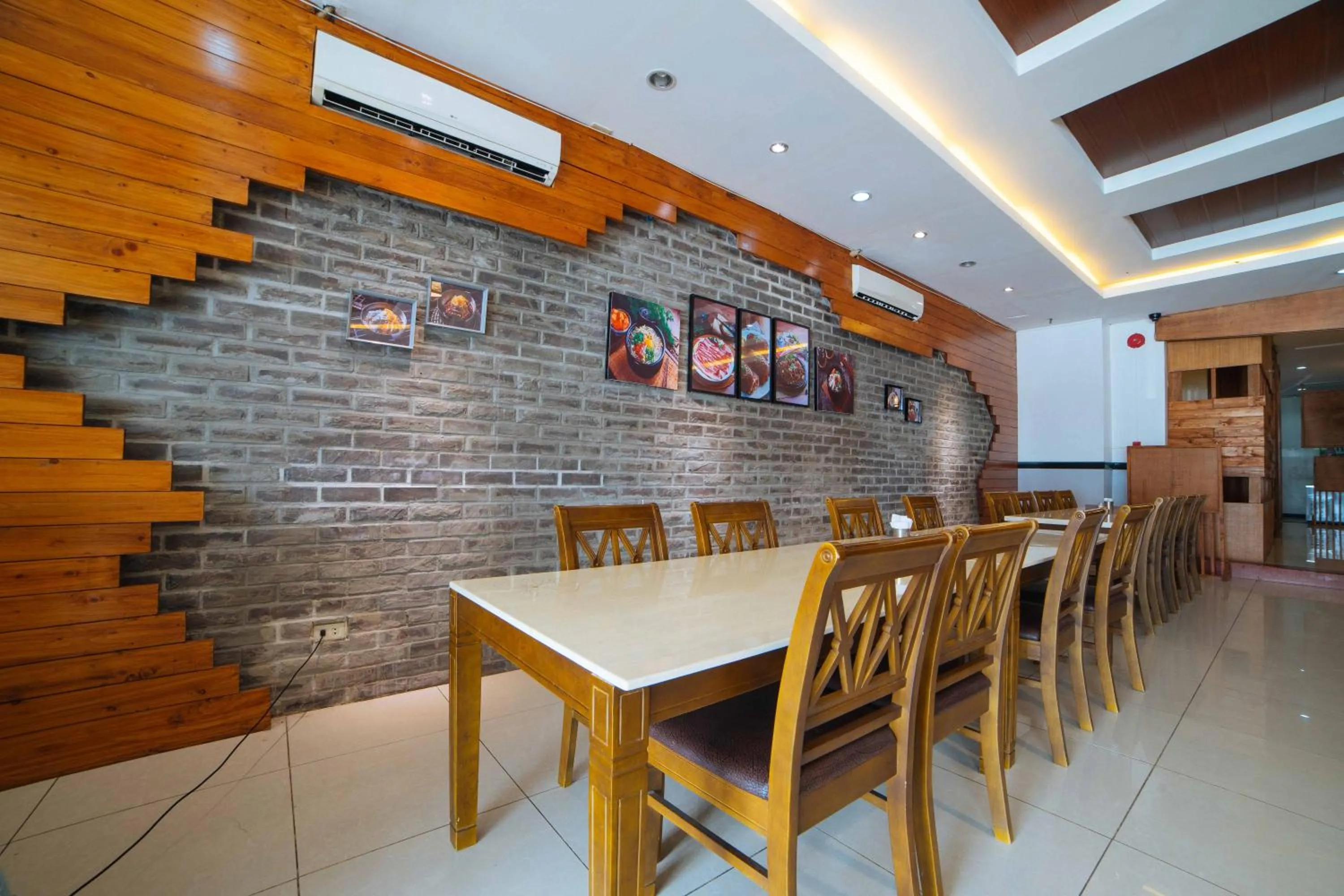 Restaurant/places to eat in Hotel Vanna Angeles City Pampanga by RedDoorz