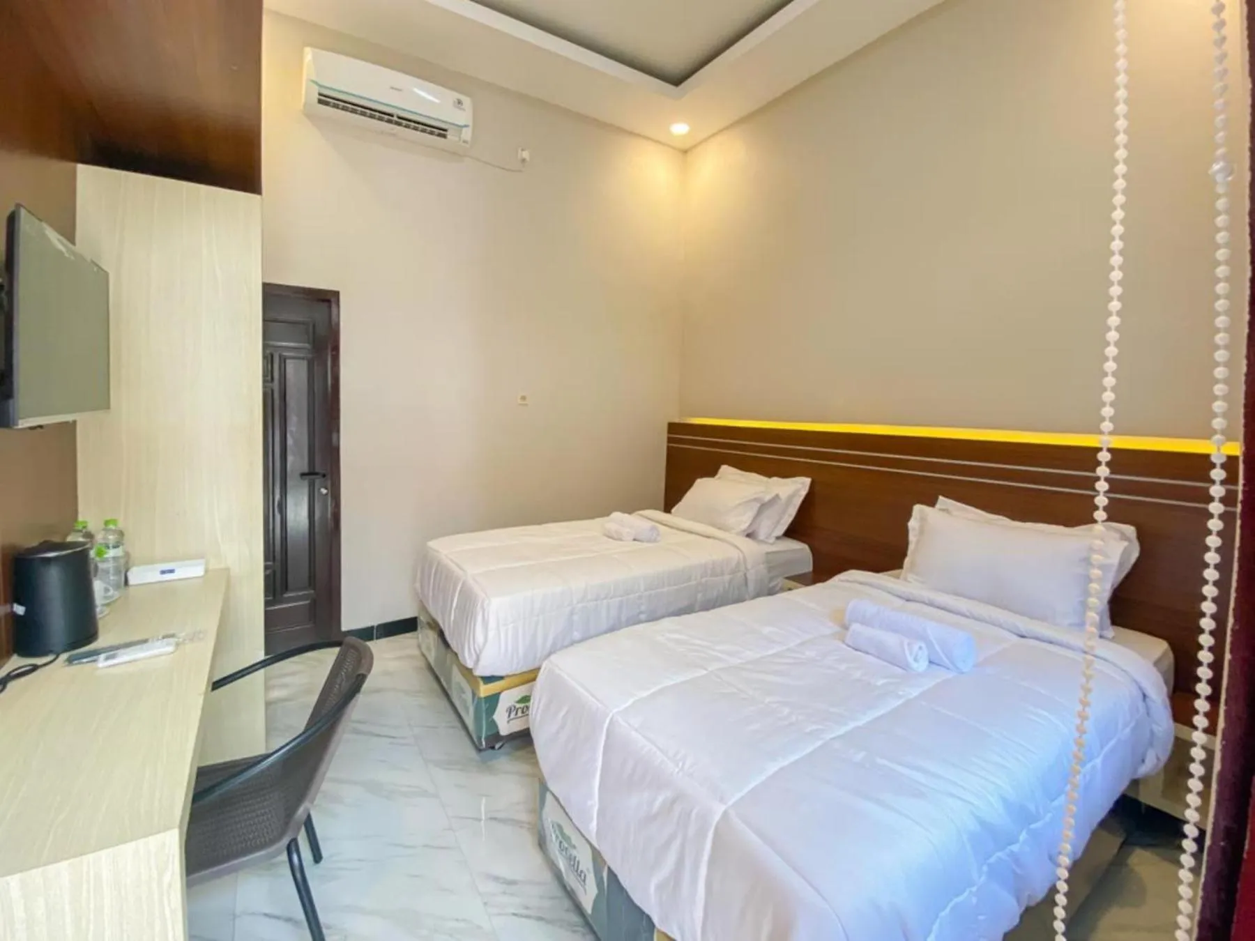 Bedroom, Bed in RedDoorz Plus at Orange Diponogoro Palangkaraya