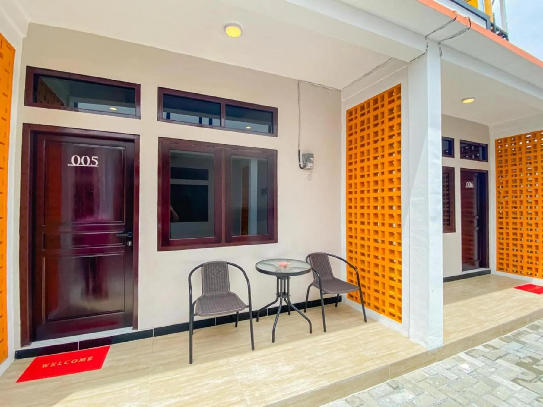 Seating area in RedDoorz Plus at Orange Diponogoro Palangkaraya