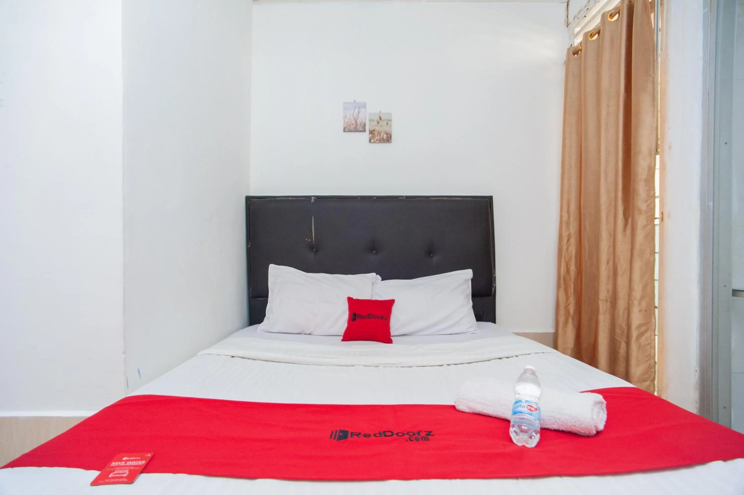 Bedroom, Bed in RedDoorz Syariah at Jalan Wayhitam Palembang