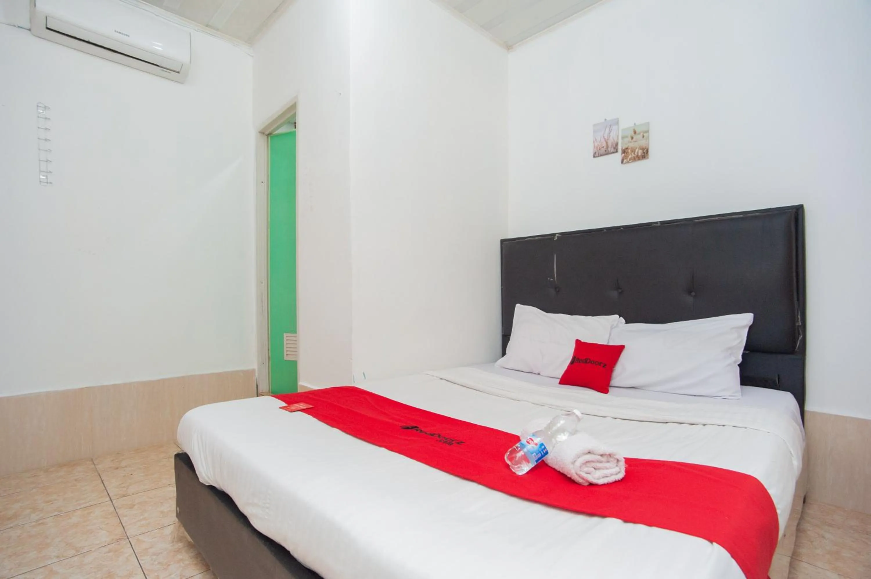 Bedroom, Bed in RedDoorz Syariah at Jalan Wayhitam Palembang