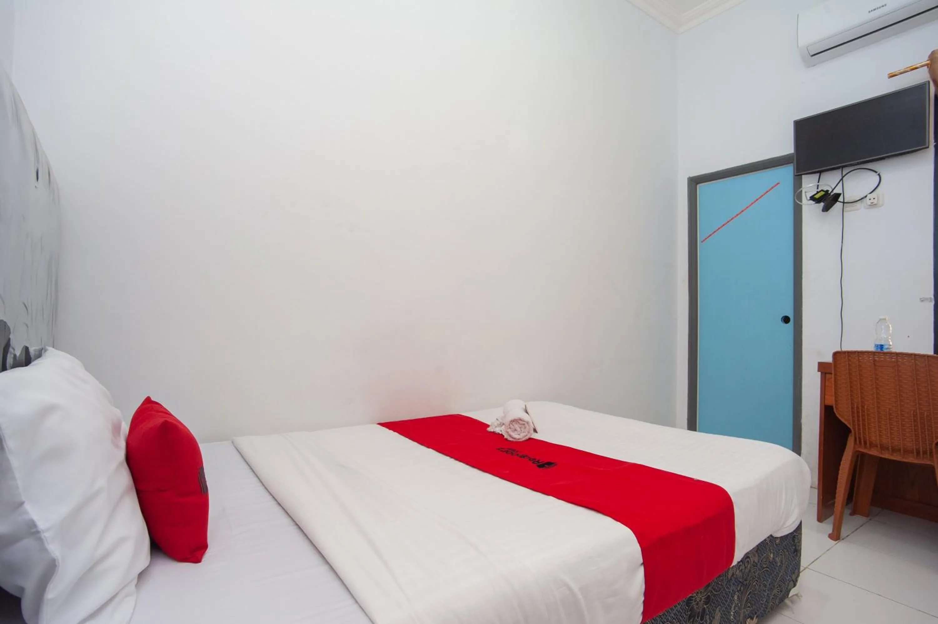 Bedroom, Bed in RedDoorz Syariah at Jalan Wayhitam Palembang