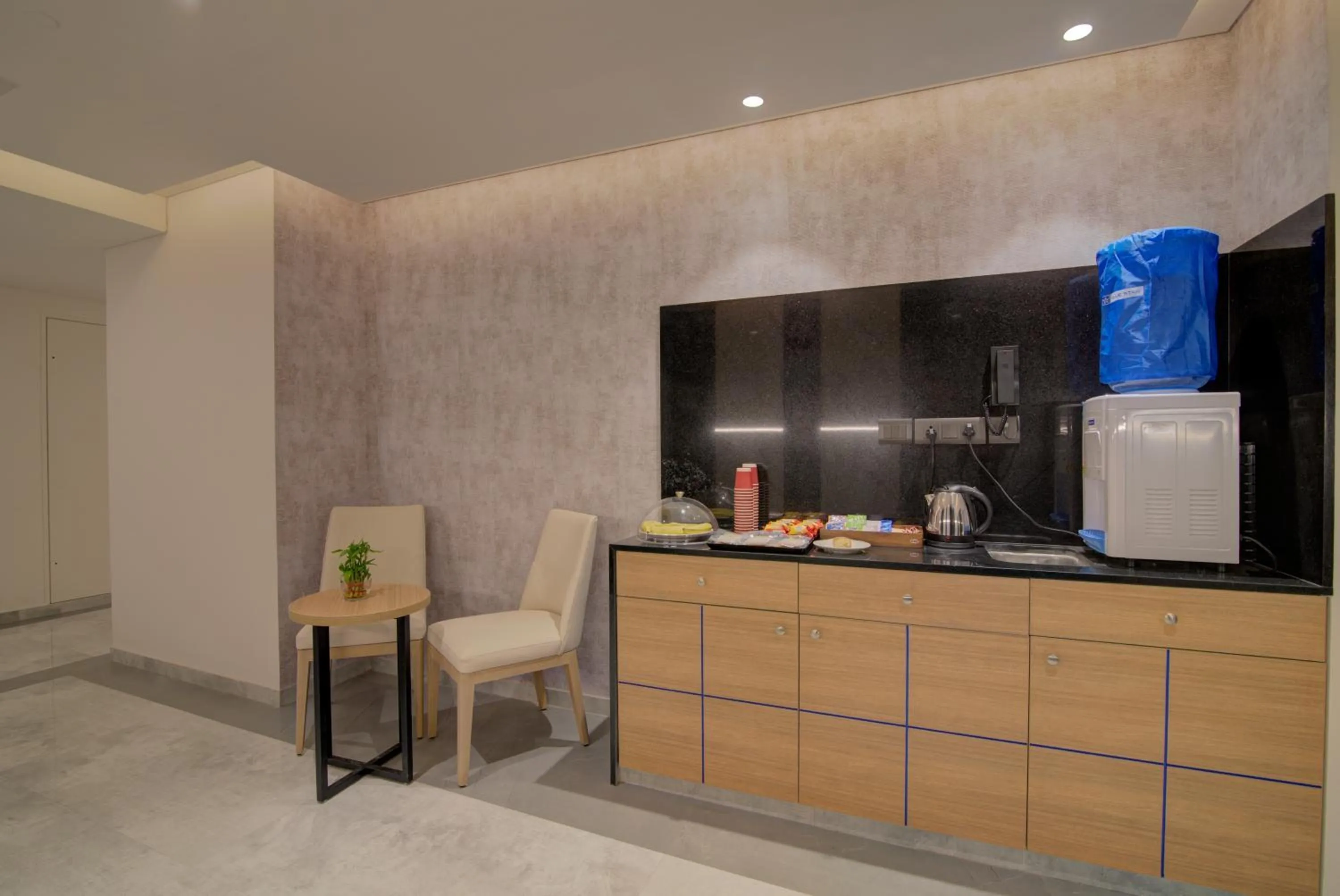 Restaurant/places to eat in 7 Apple Hotel Nashik