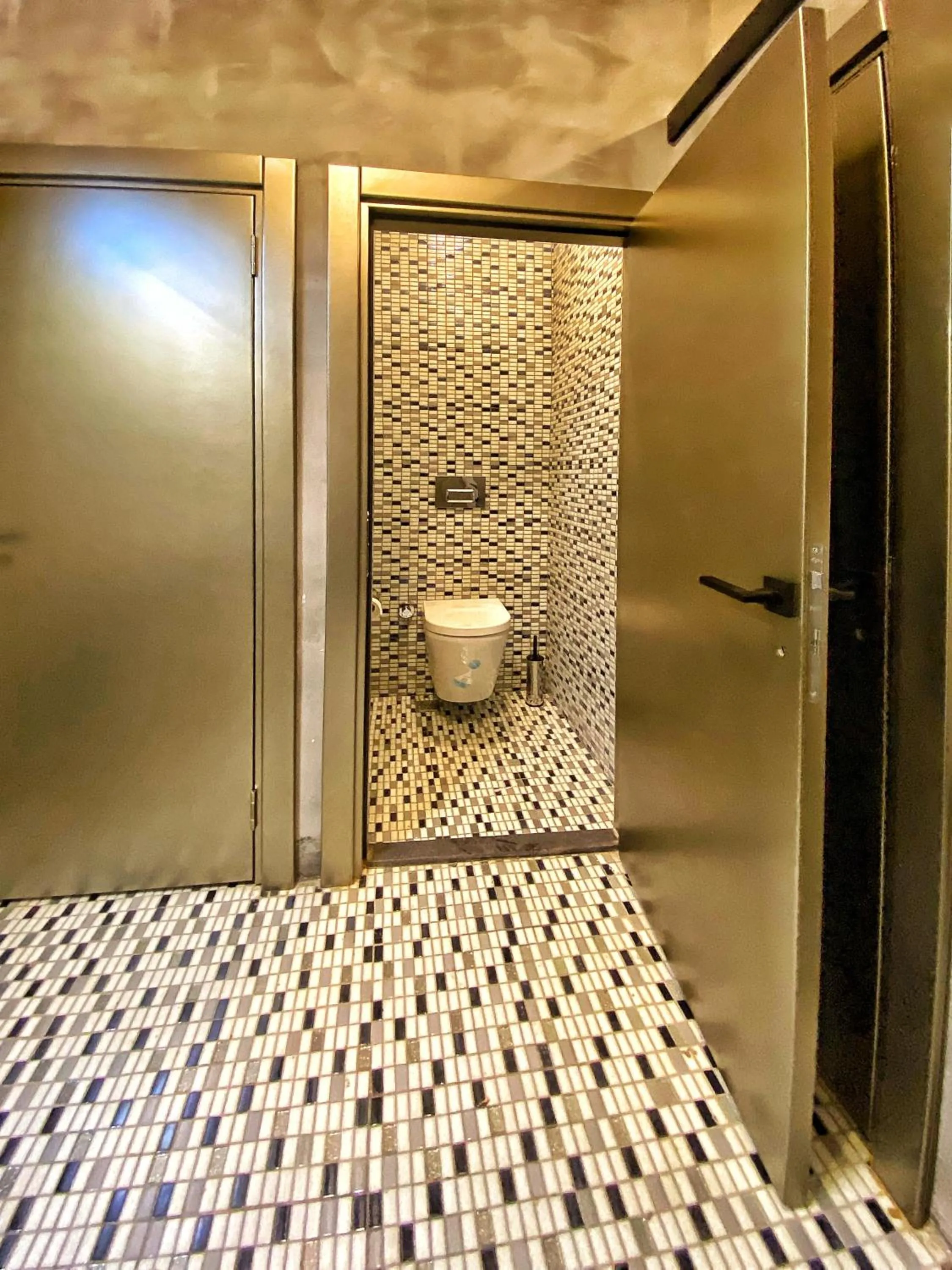 Toilet in Nomad Hostel Karaköy