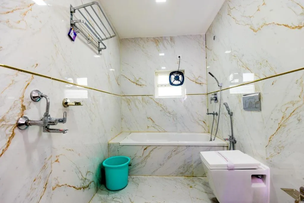 Shower in The Midland