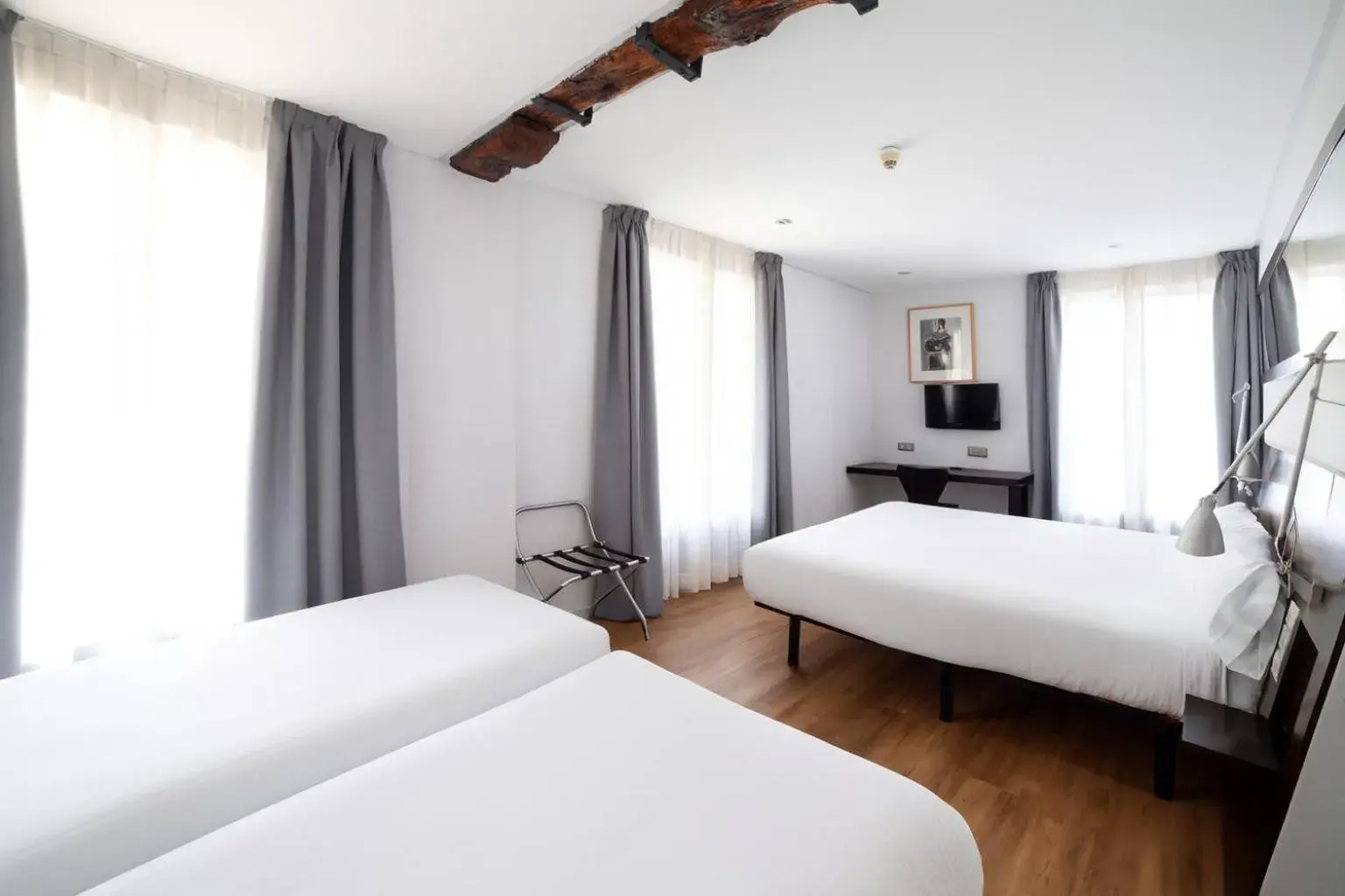 Double Room with two Extra Beds in Petit Palace Arana Bilbao Double Room with two Extra Beds in Petit Palace Arana Bilbao