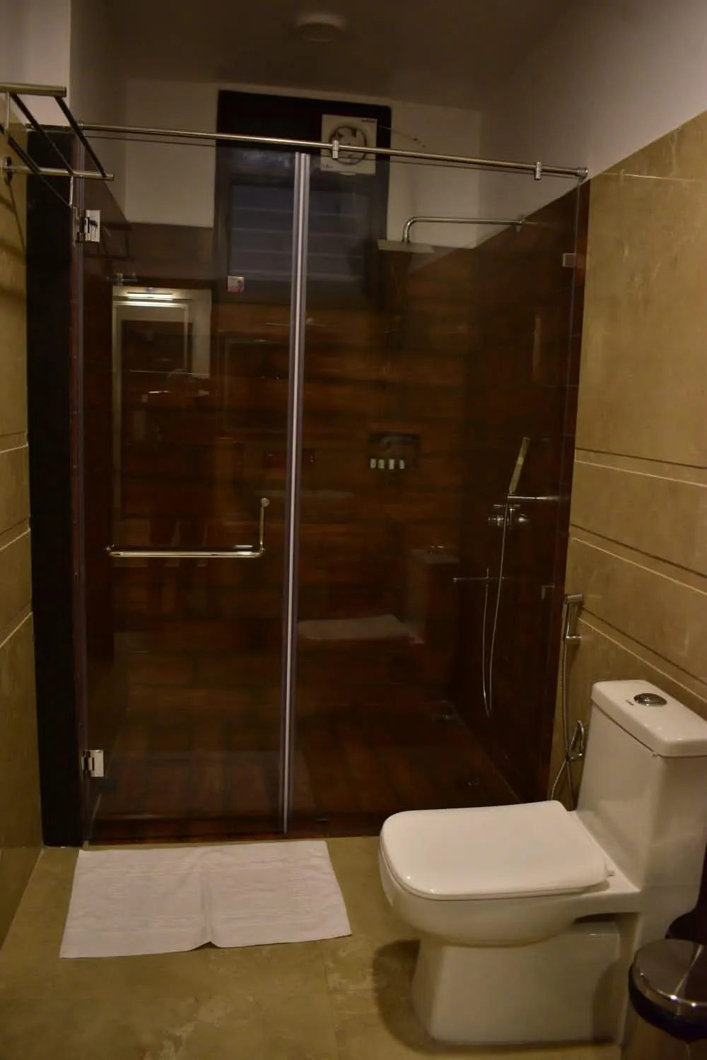 Shower in HOTEL MONTANA VYOO