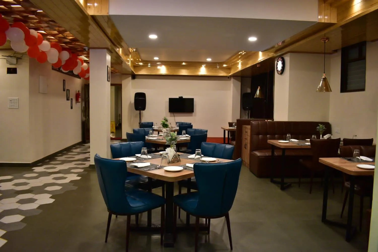 Restaurant/places to eat in HOTEL MONTANA VYOO