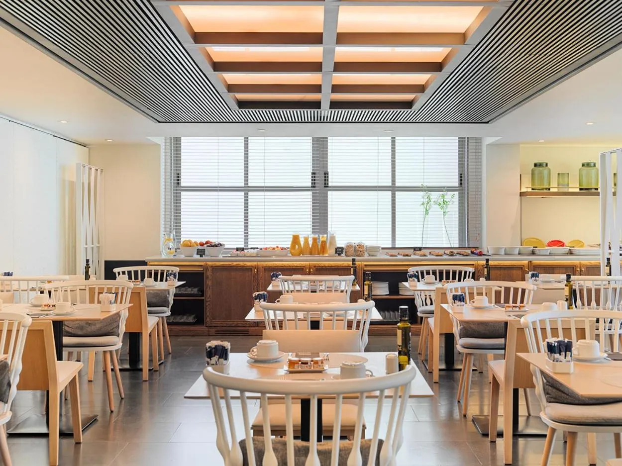 Restaurant/places to eat in H10 Itaca