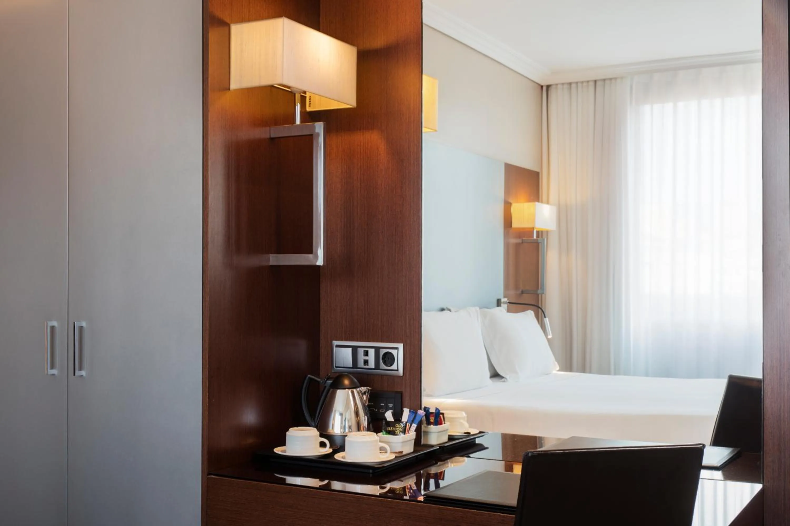 Coffee/tea facilities in H10 Itaca