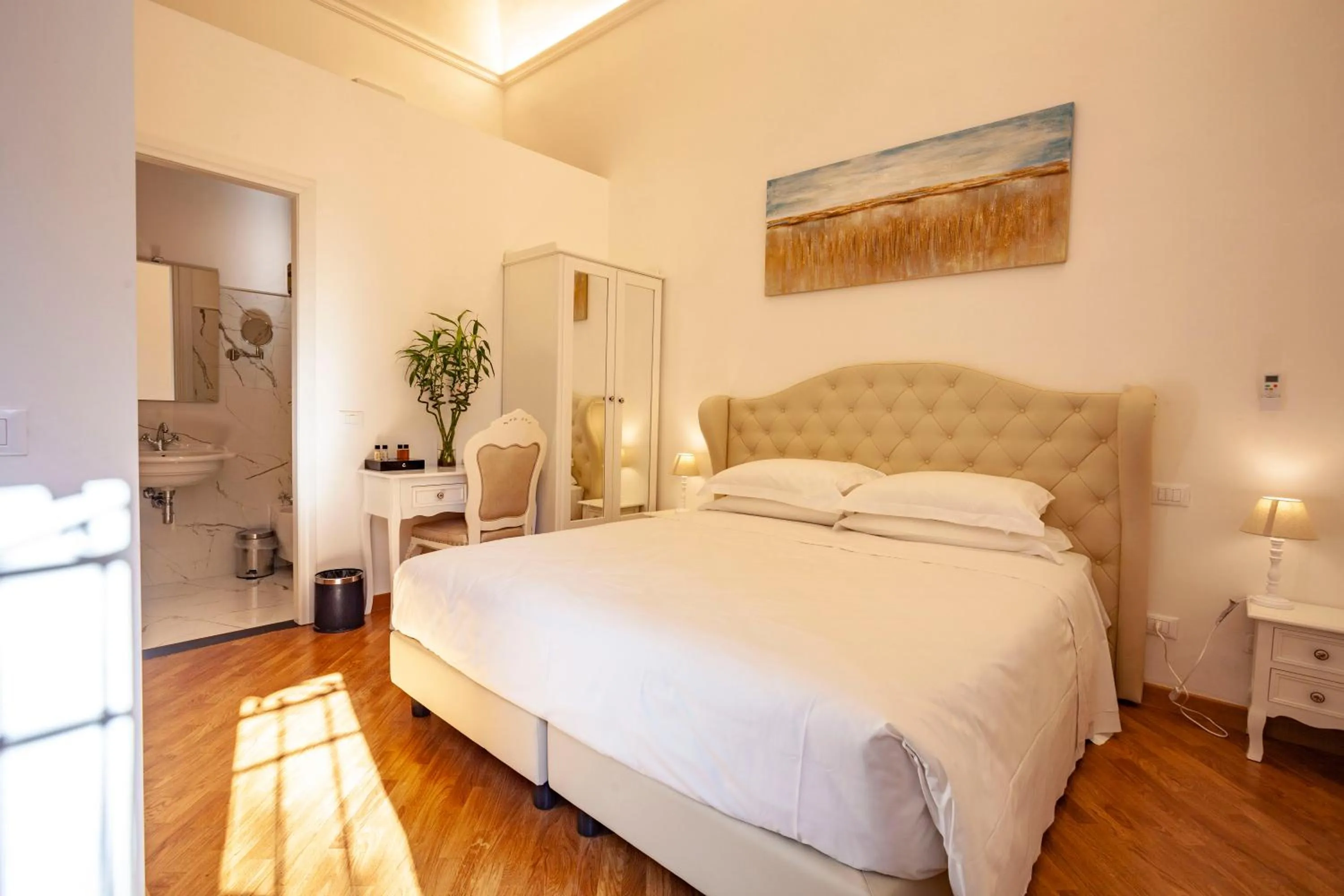 Bedroom, Bed in Villa Royal B&B