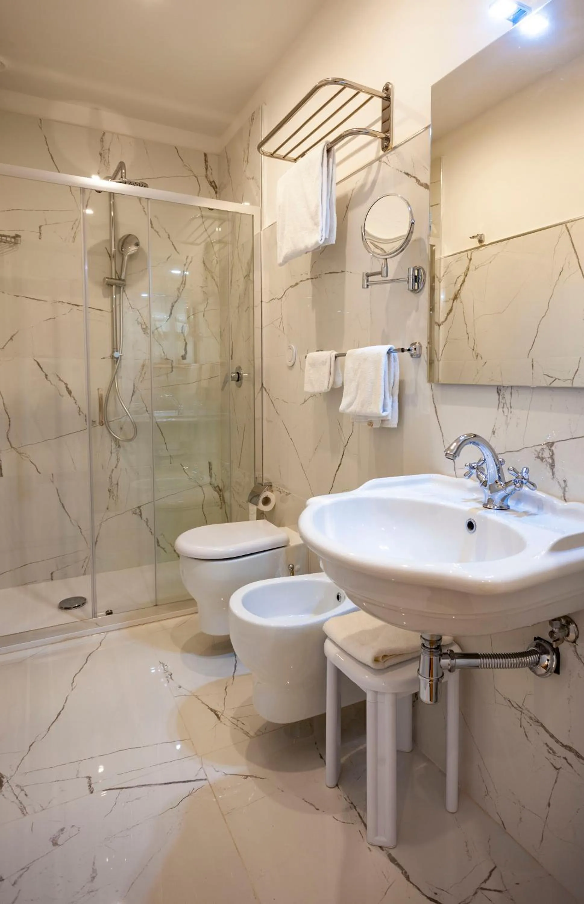 Shower in Villa Royal B&B