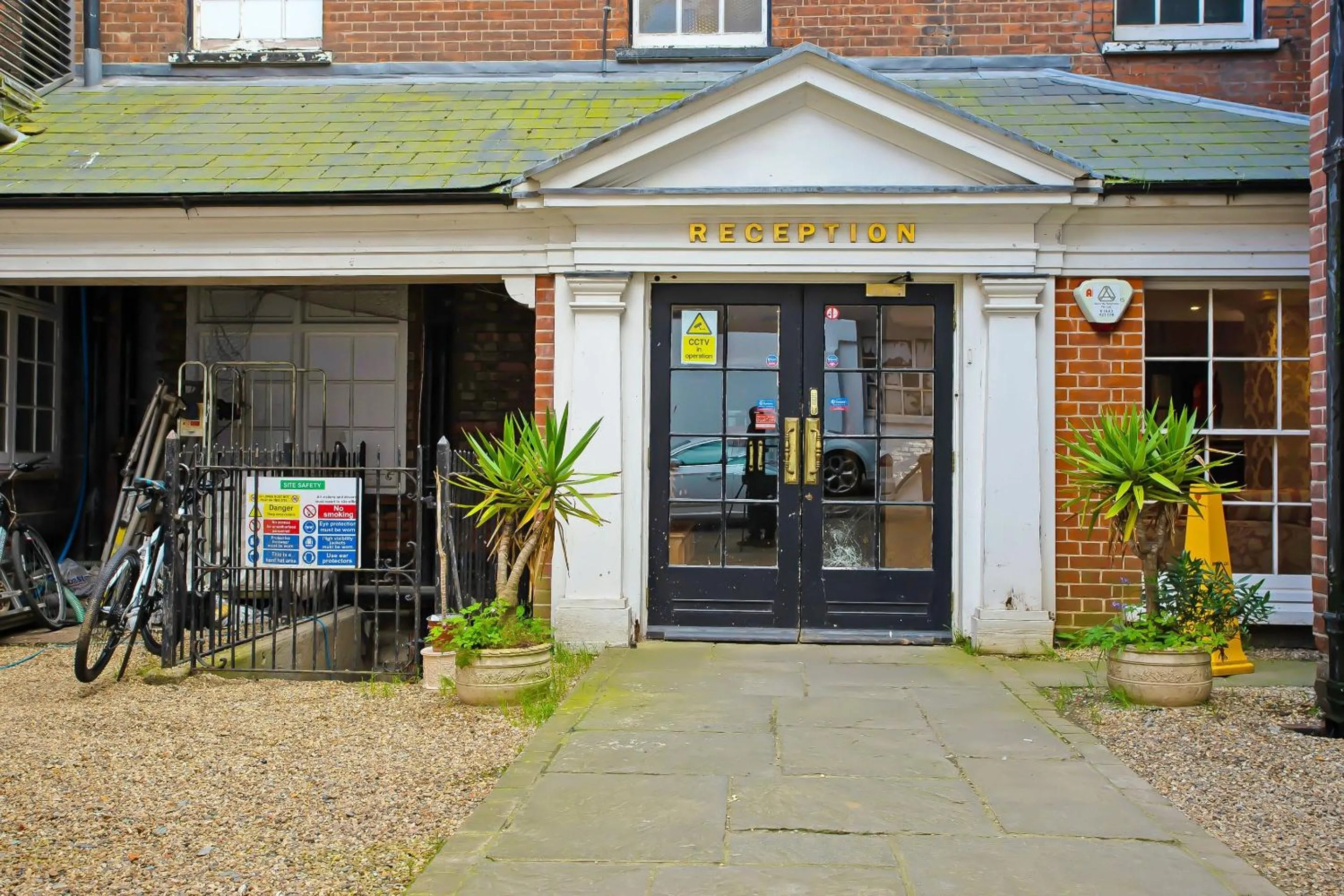 Facade/entrance in Great White Horse Hotel