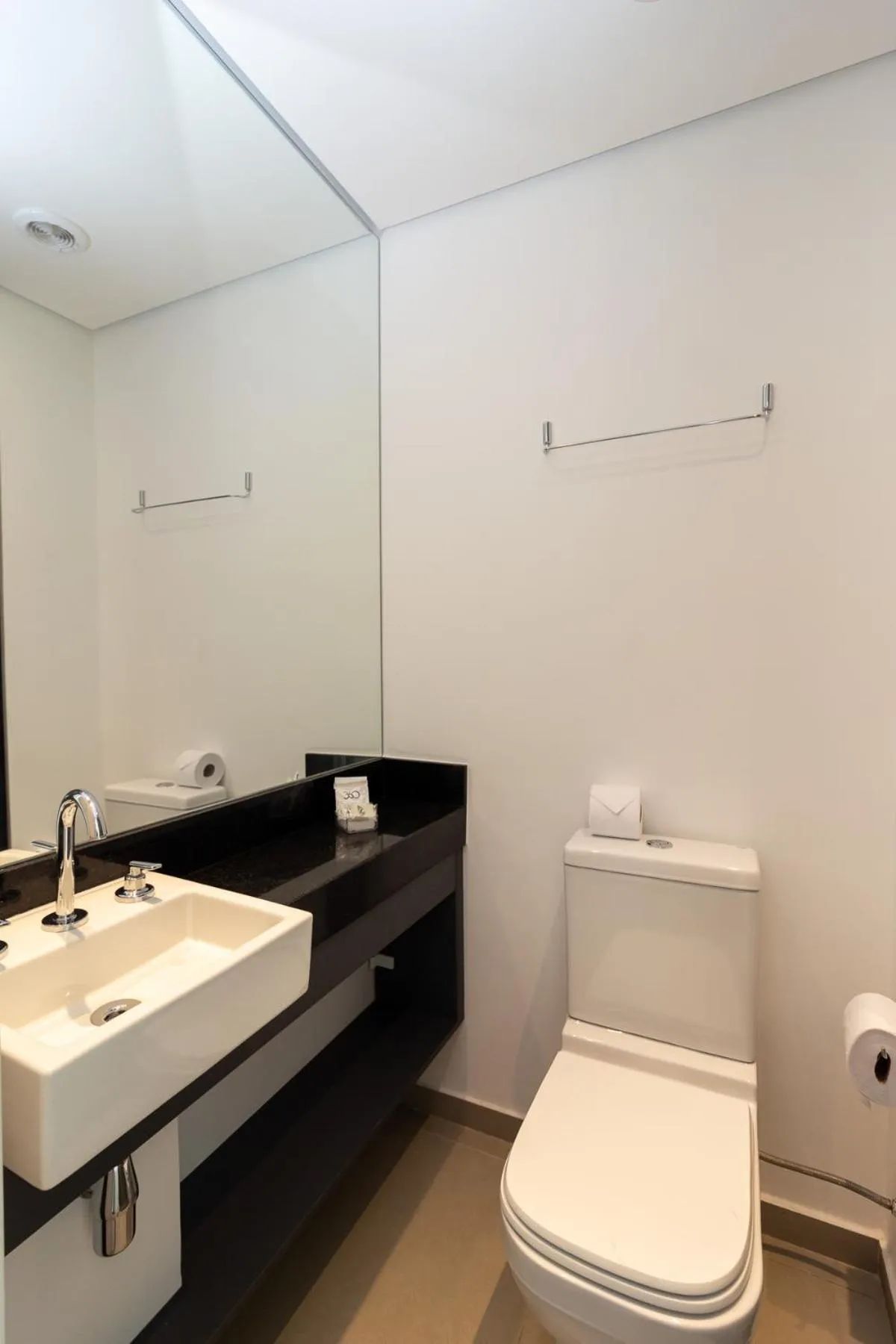 Bathroom in 360 VN Turiassú by Housi