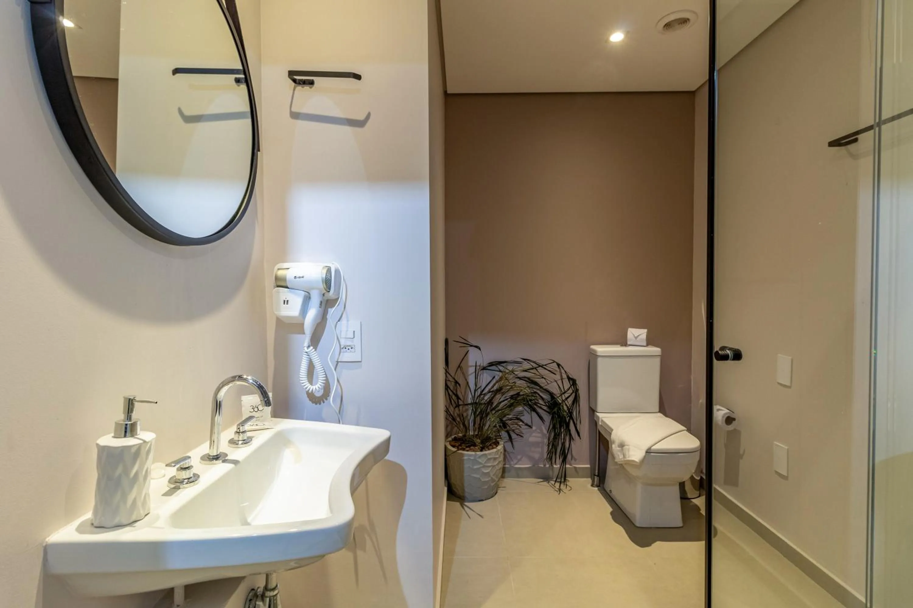 Bathroom in 360 VN Turiassú by Housi