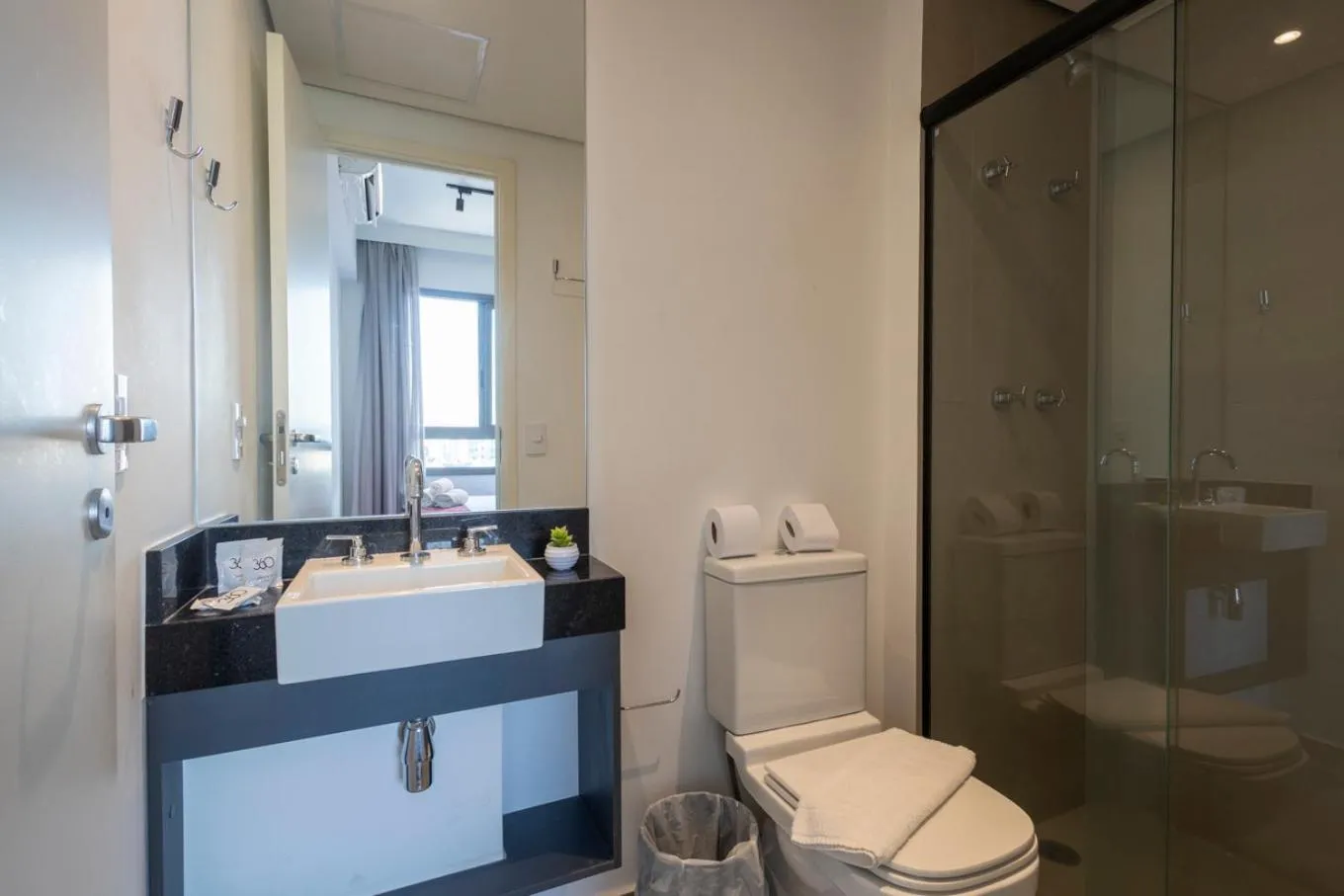 Bathroom in 360 VN Turiassú by Housi