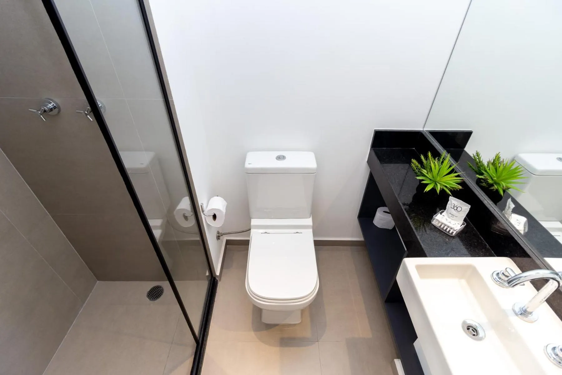 Bathroom in 360 VN Turiassú by Housi