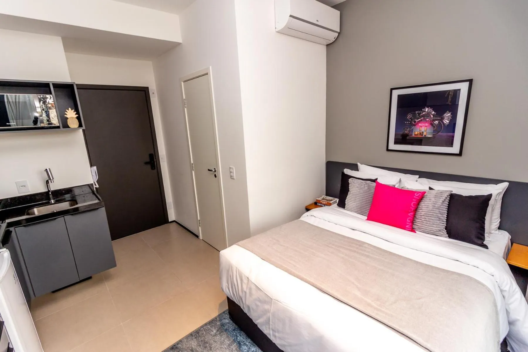 Photo of the whole room, Bed in 360 VN Turiassú by Housi