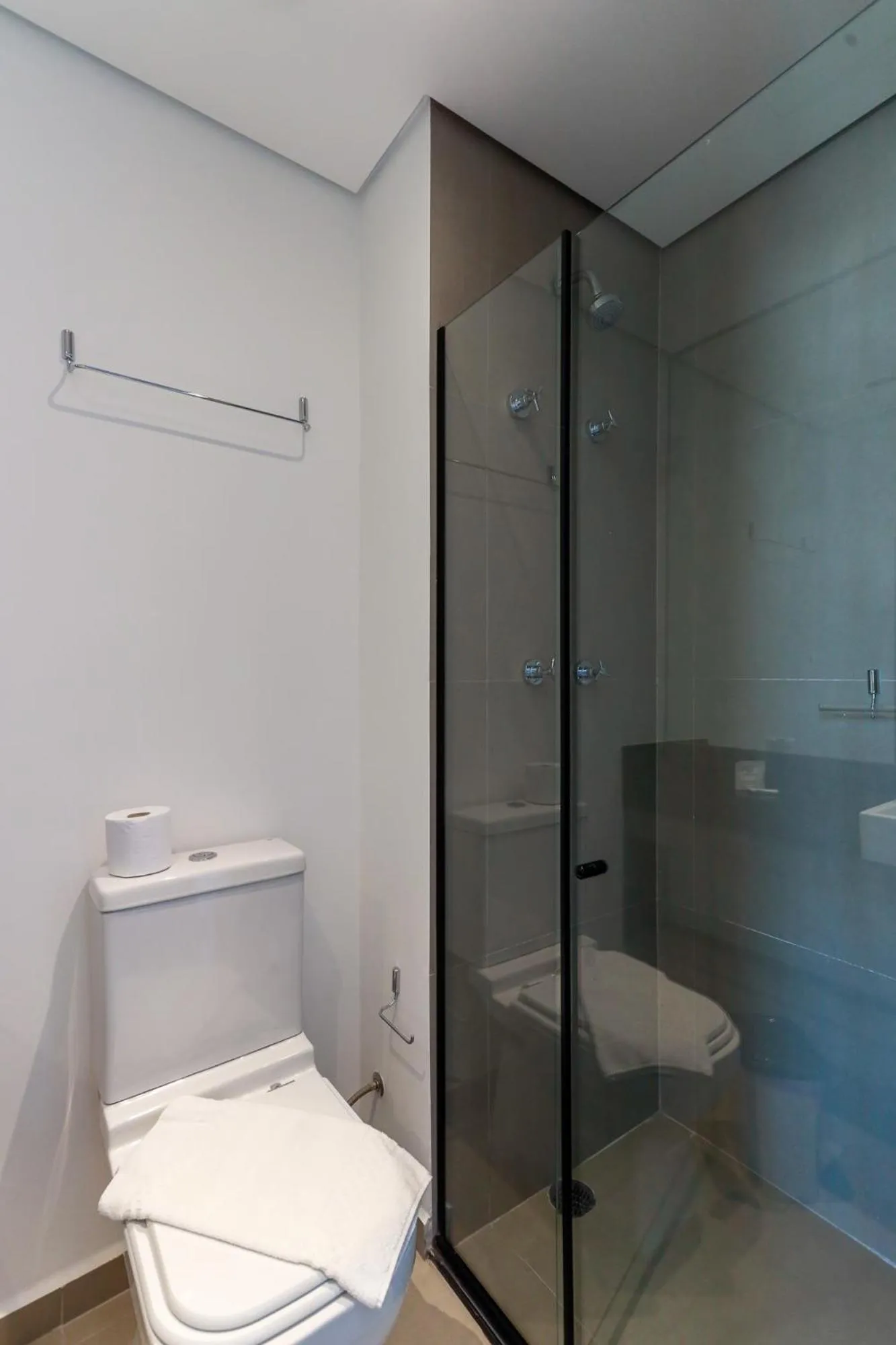 Bathroom in 360 VN Turiassú by Housi