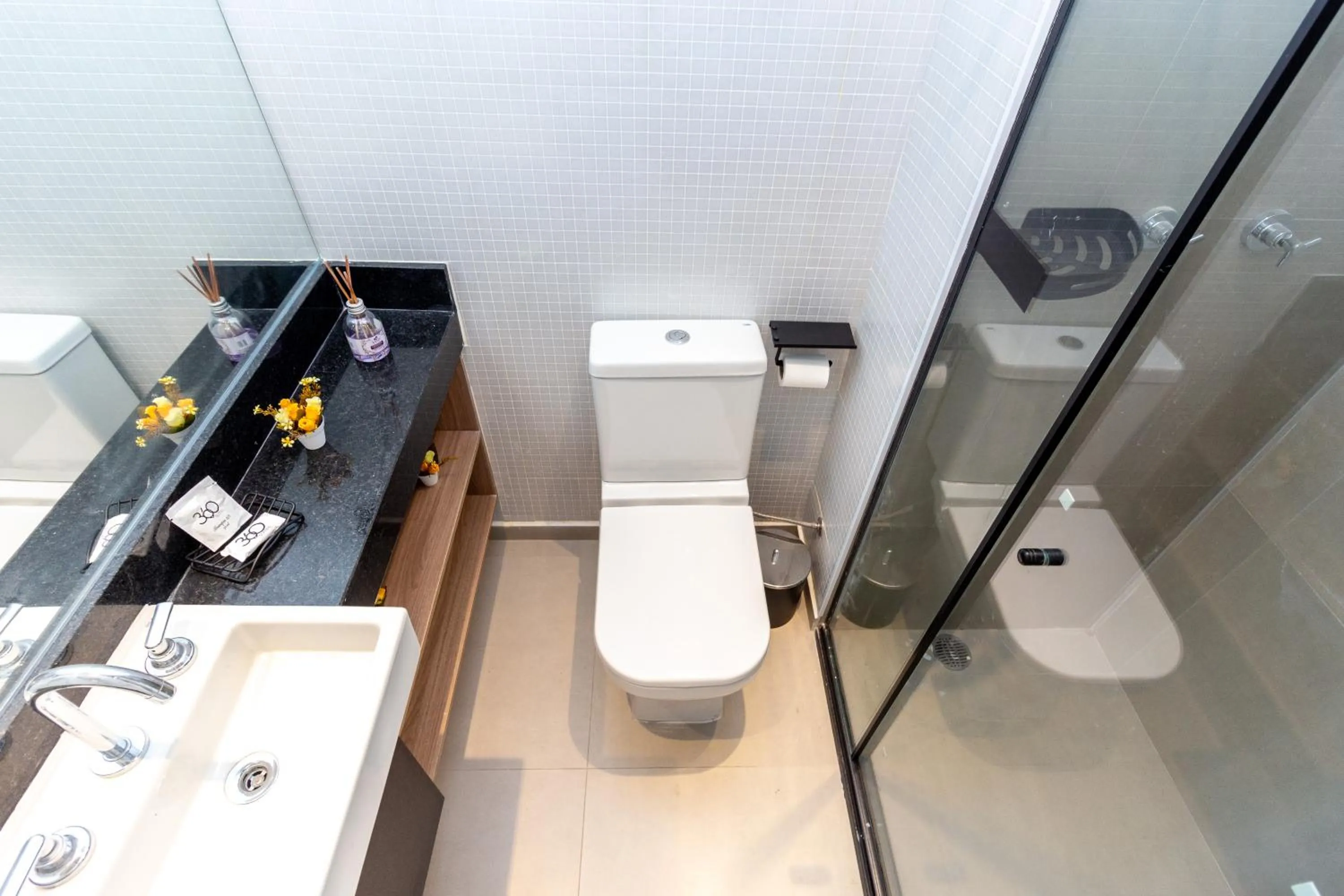 Bathroom in 360 VN Turiassú by Housi