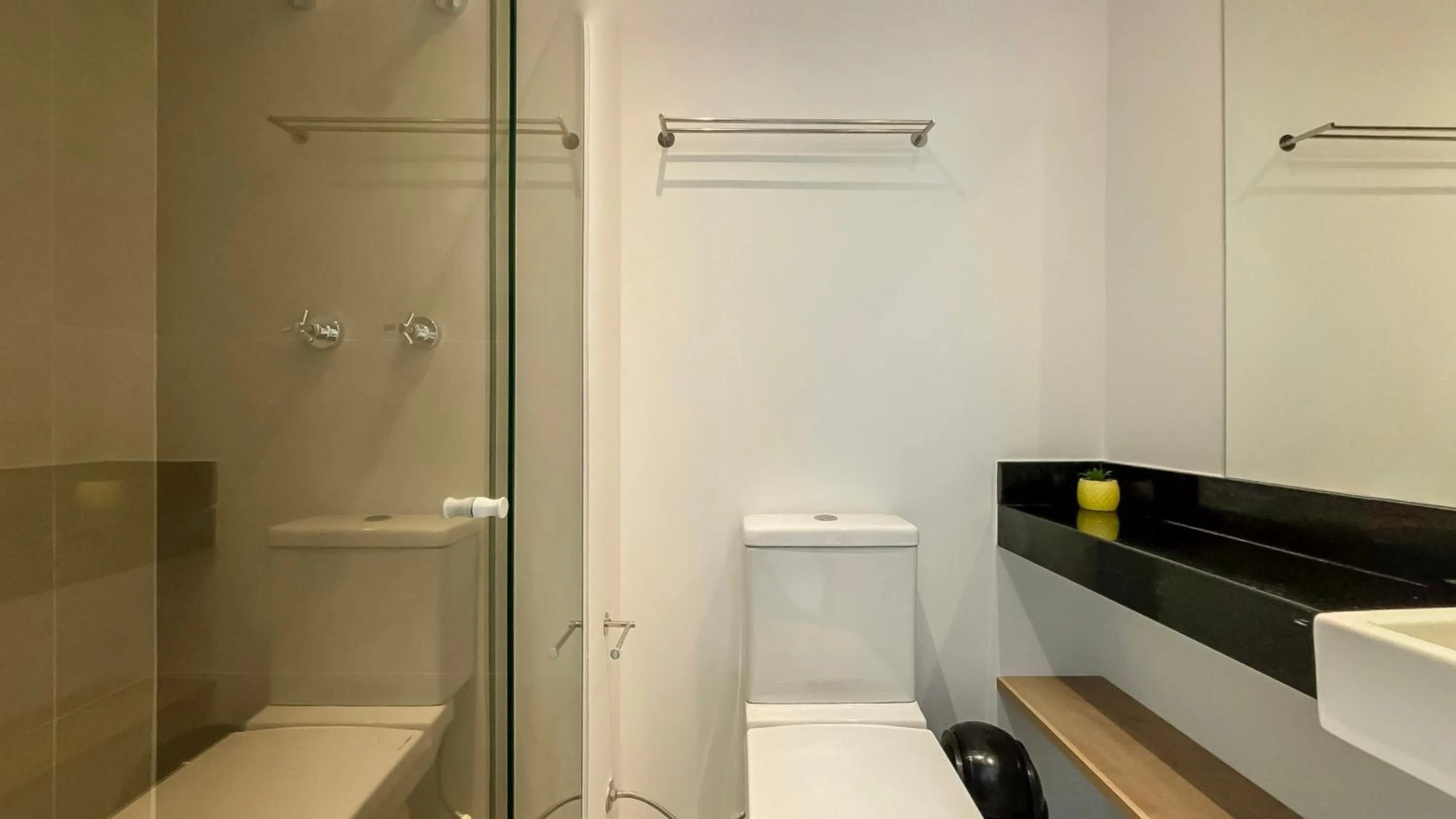 Bathroom in 360 VN Turiassú by Housi