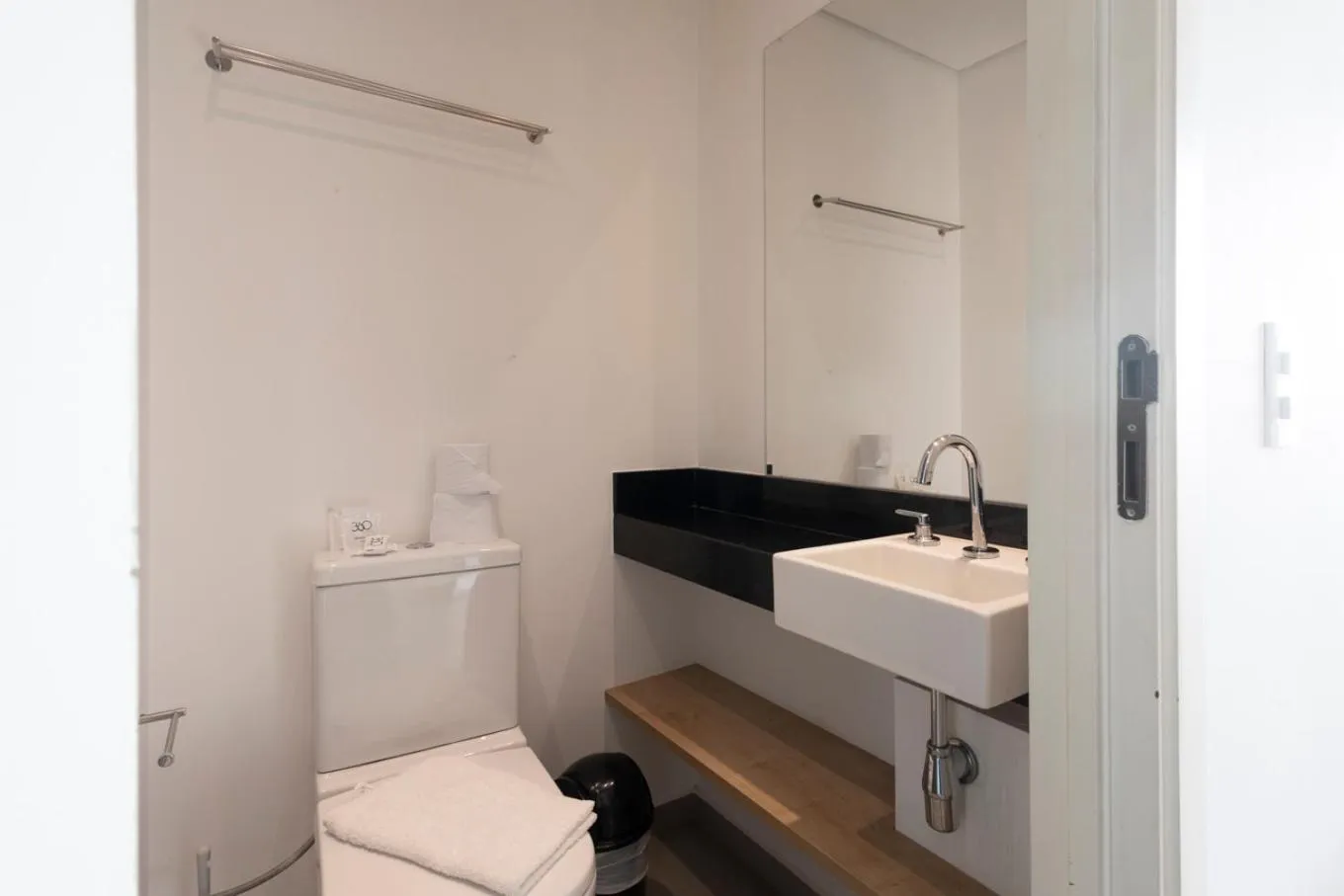 Bathroom in 360 VN Turiassú by Housi