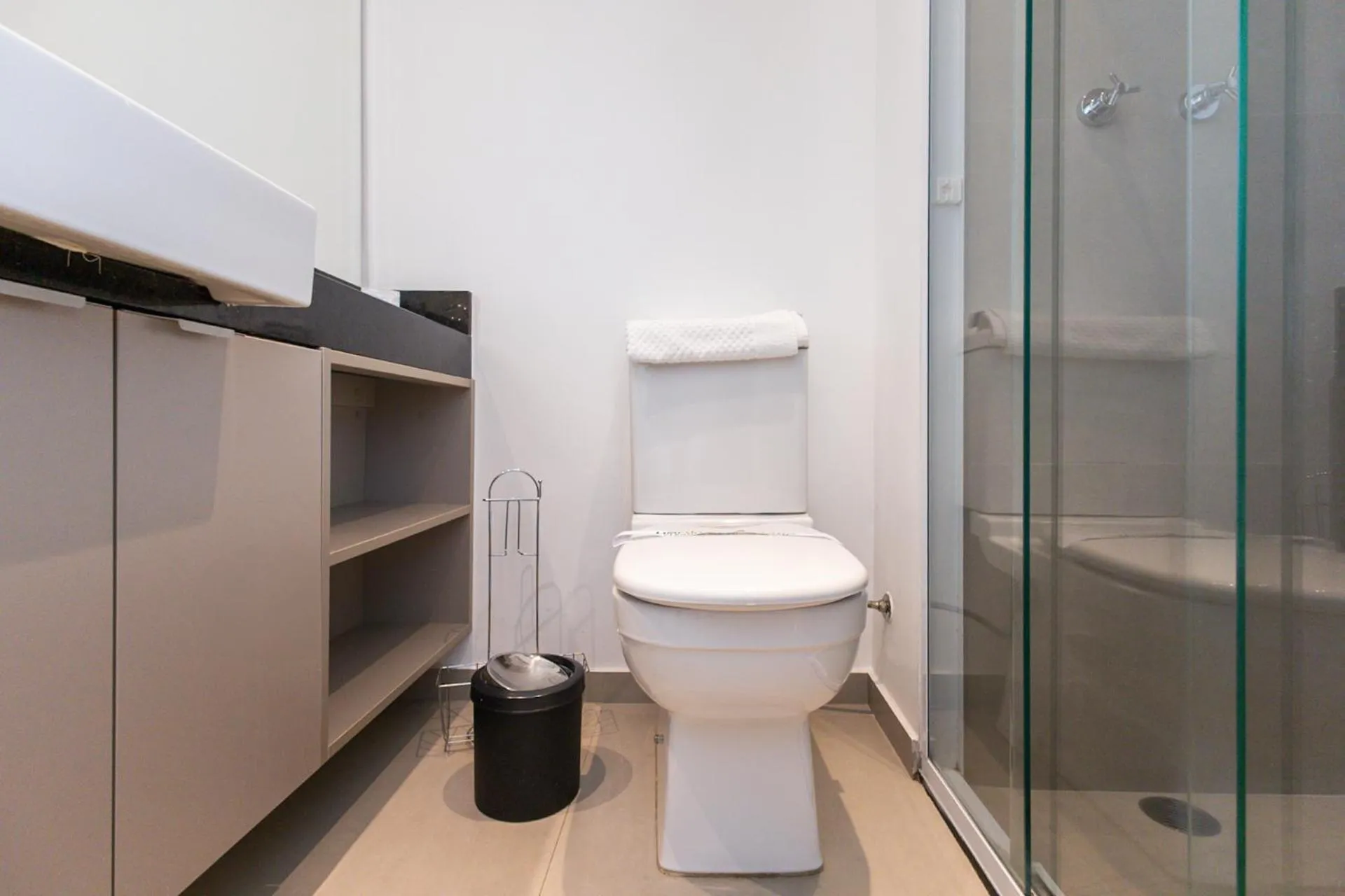 Bathroom in 360 VN Turiassú by Housi