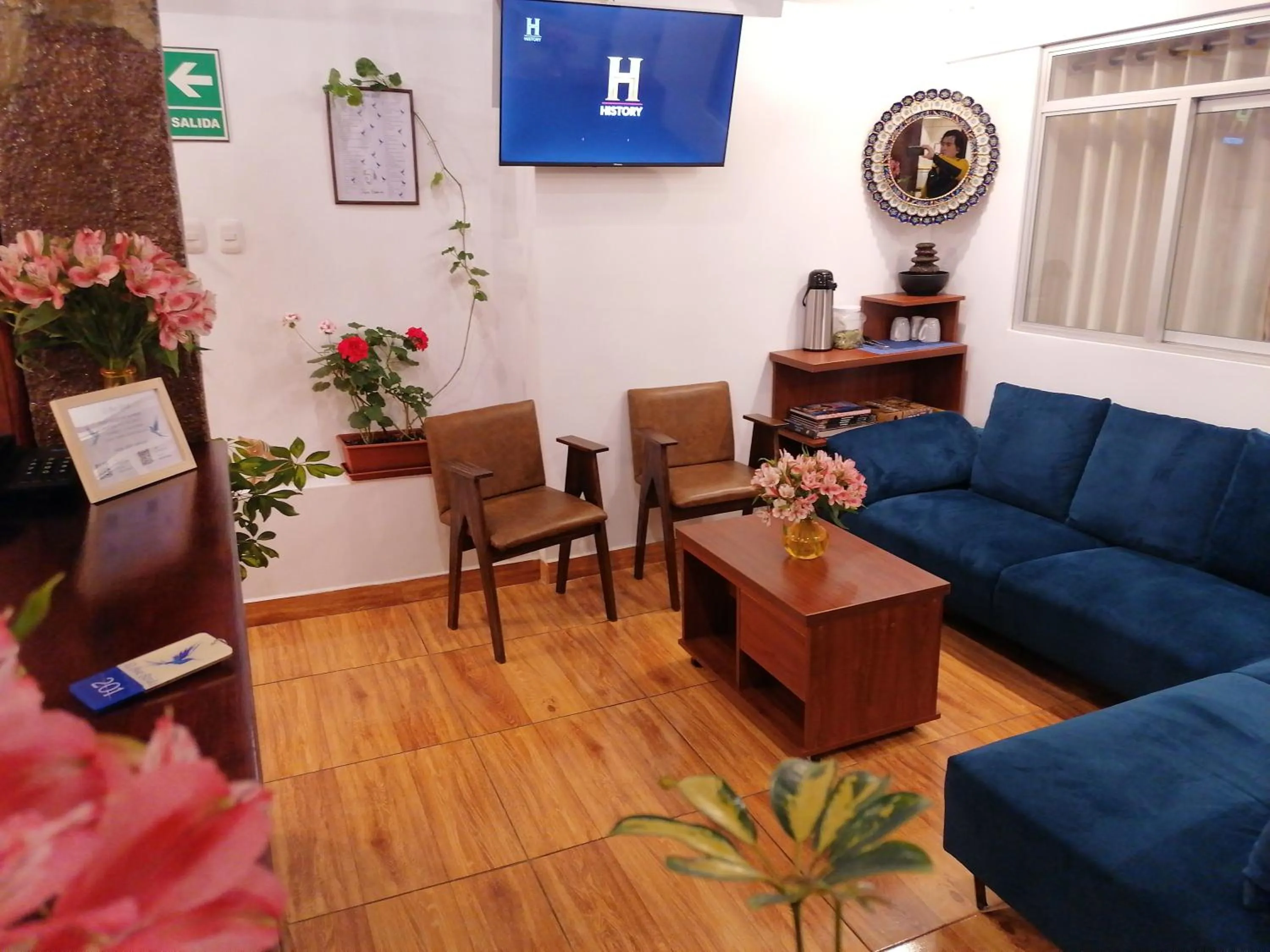 Communal lounge/ TV room in El Ave Azul Boutique Hotel Cusco