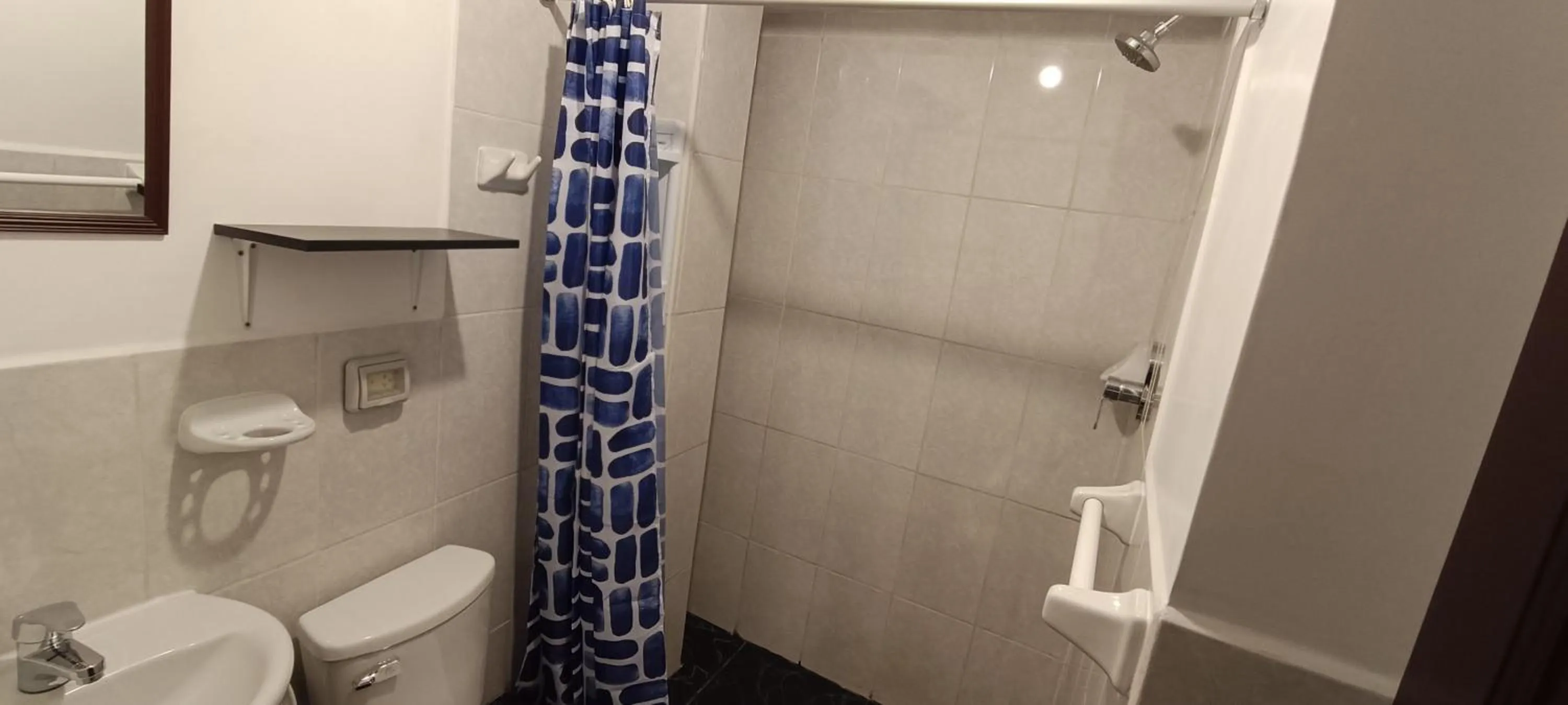 Shower in El Ave Azul Boutique Hotel Cusco