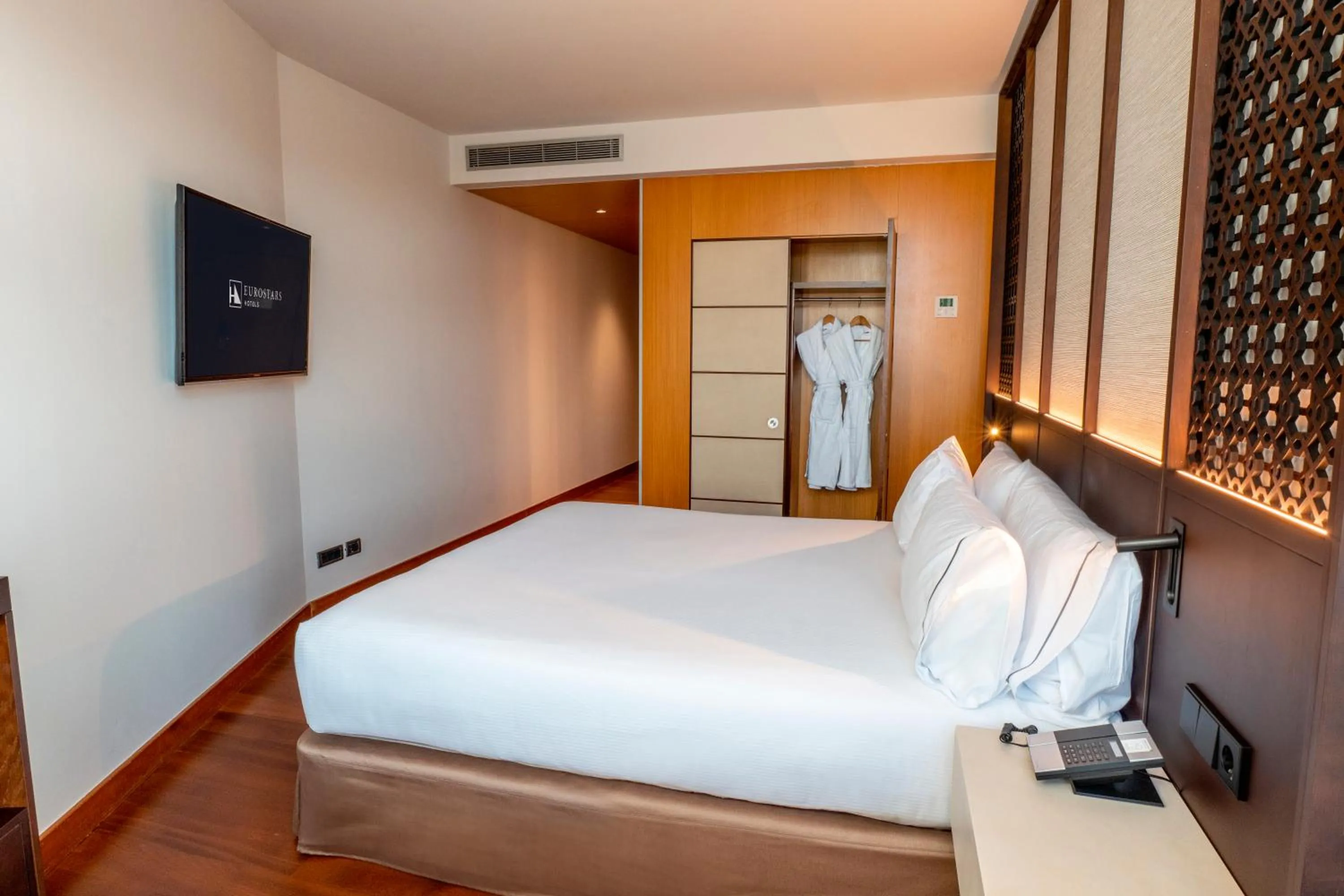 Bed in Eurostars Grand Marina Hotel GL