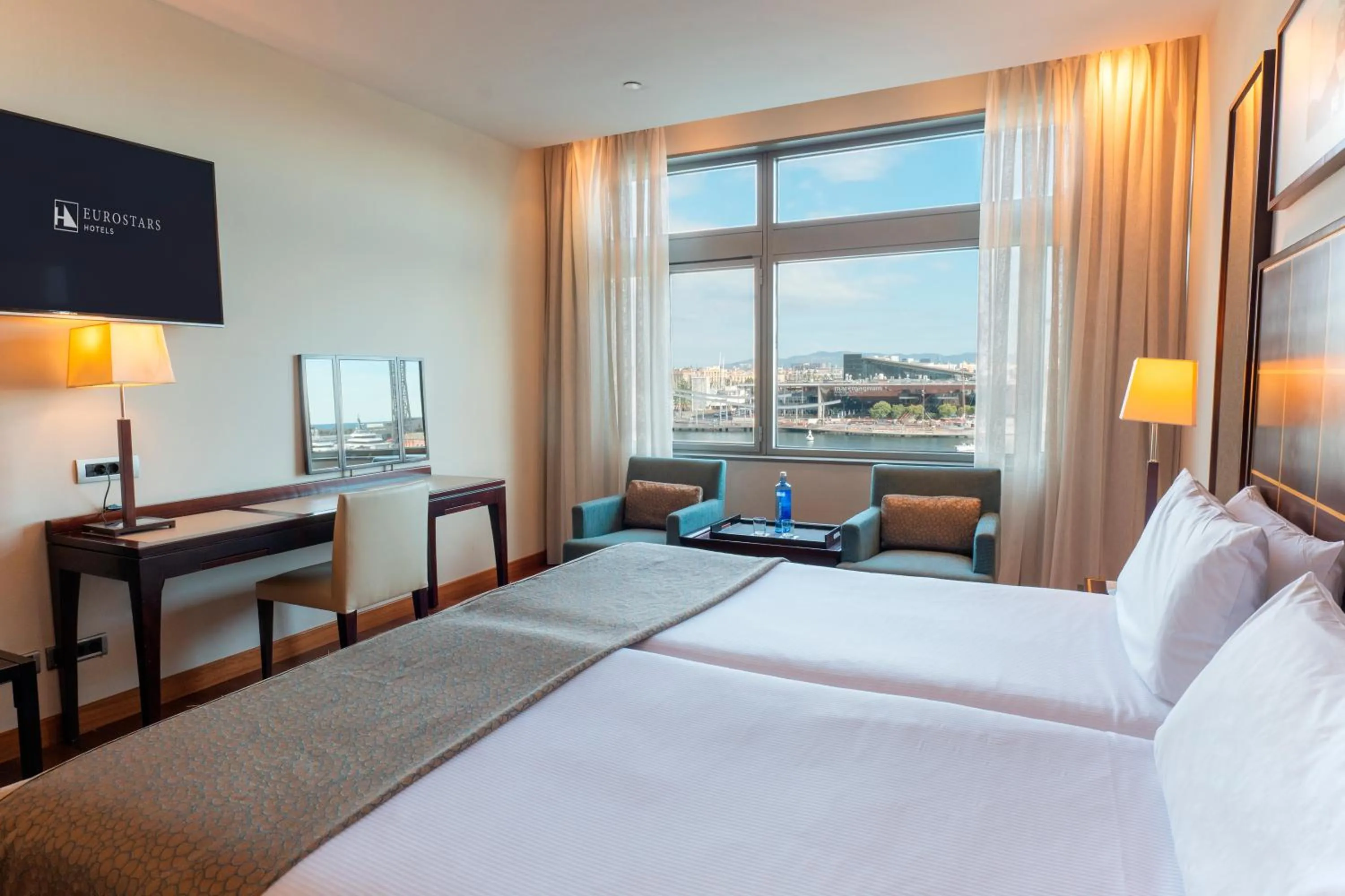 Bedroom, Bed in Eurostars Grand Marina Hotel GL