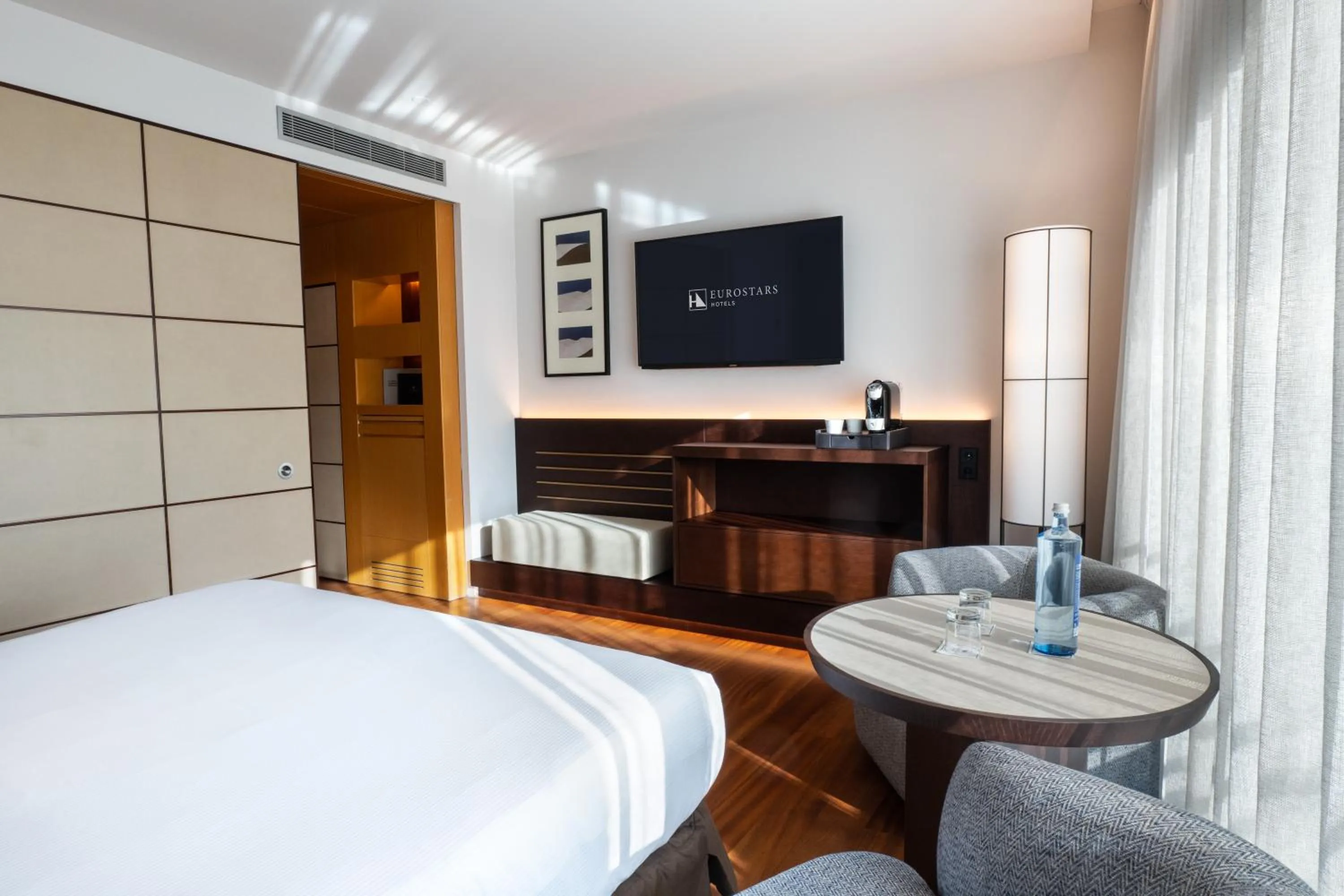 Bed in Eurostars Grand Marina Hotel GL