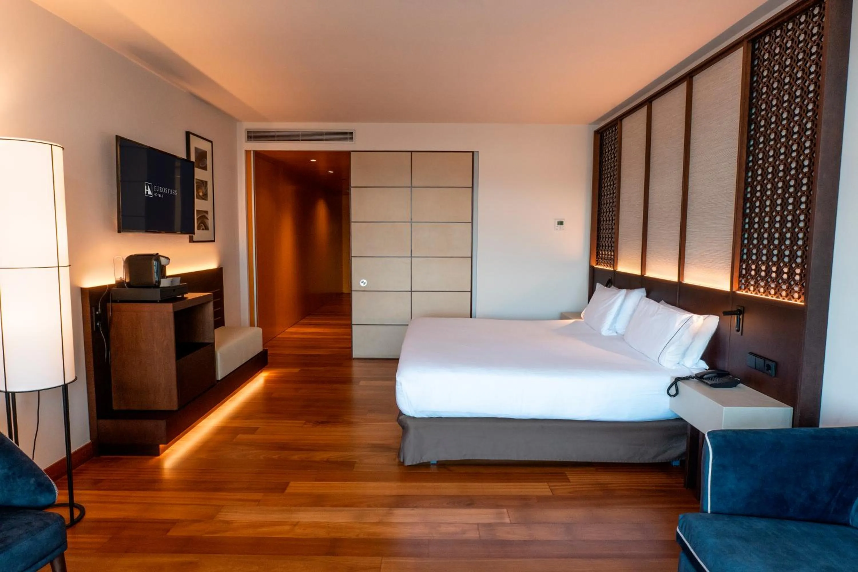 Bed in Eurostars Grand Marina Hotel GL