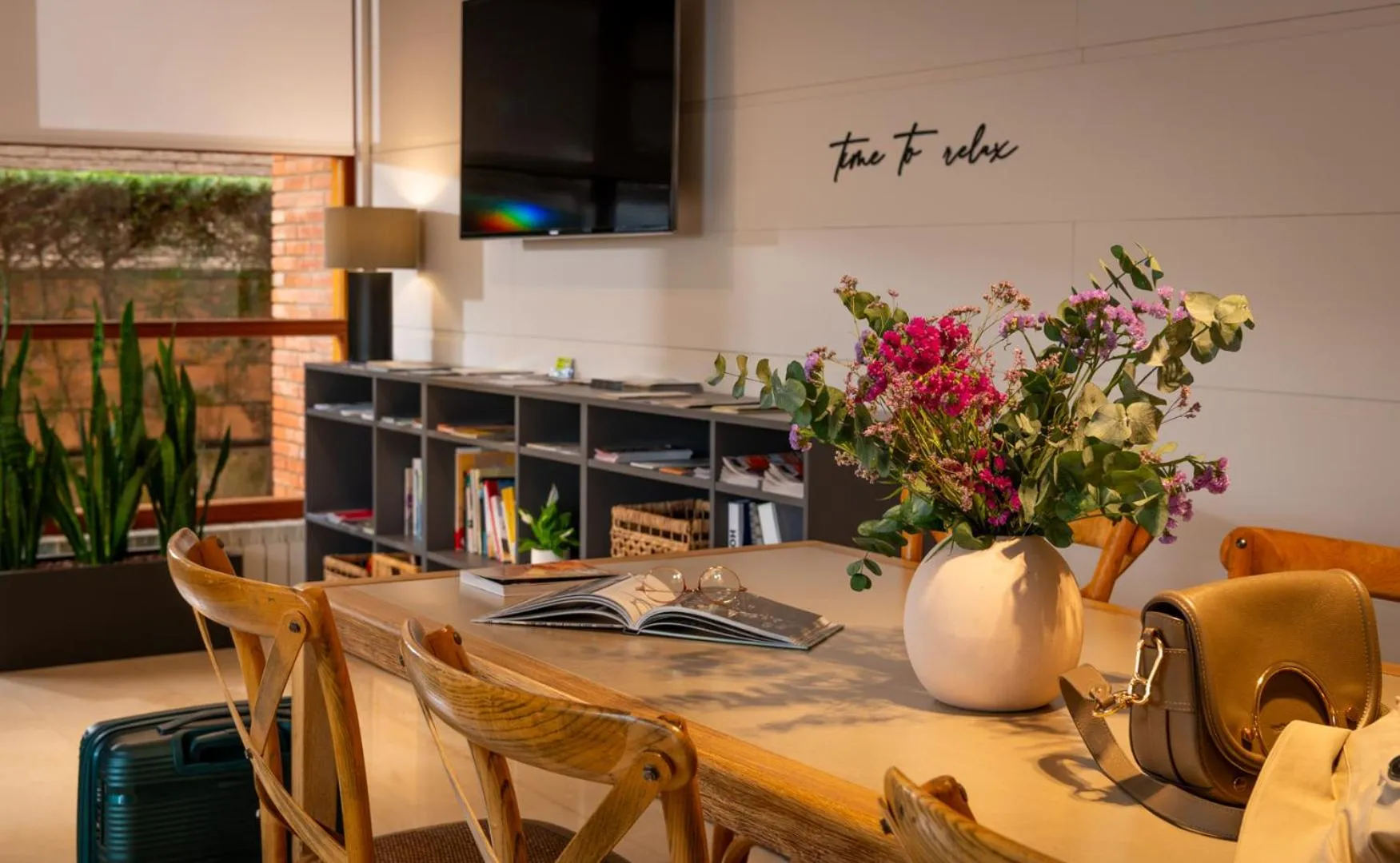 Communal lounge/ TV room in Hotel Estel