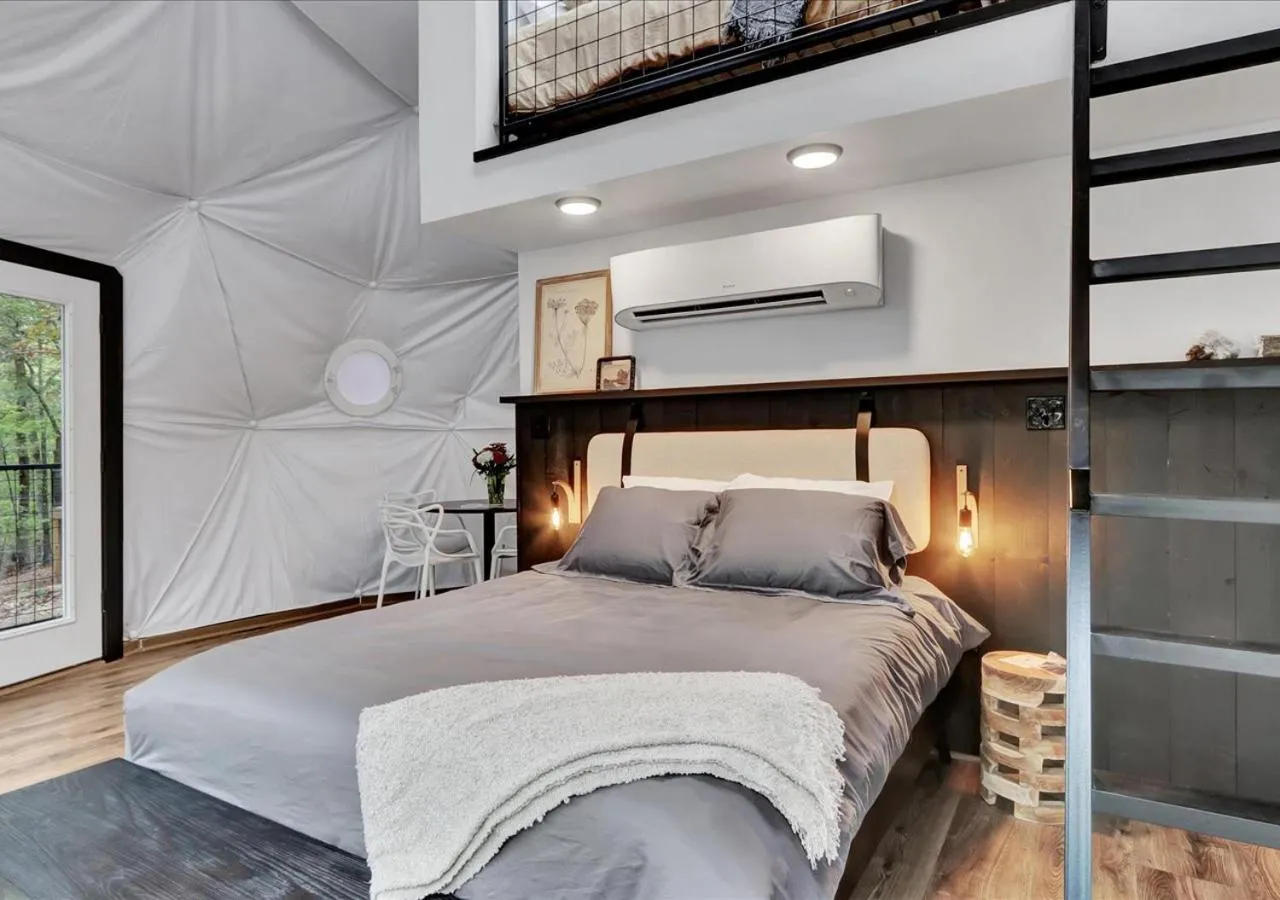 Bedroom, Bed in Starlight Haven Hot Springs