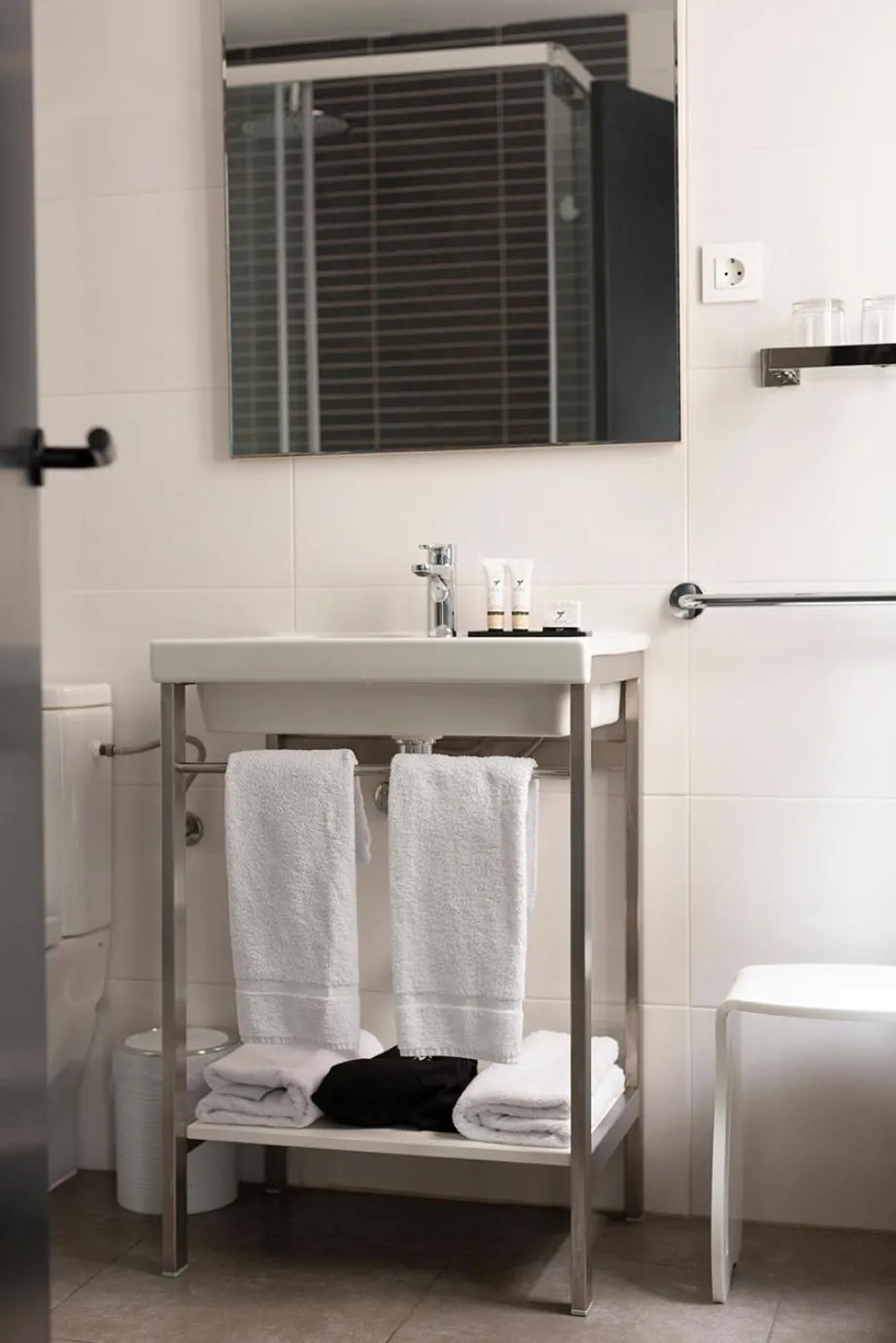 Bathroom, Bed in Elite Hotel - Gay Men Only